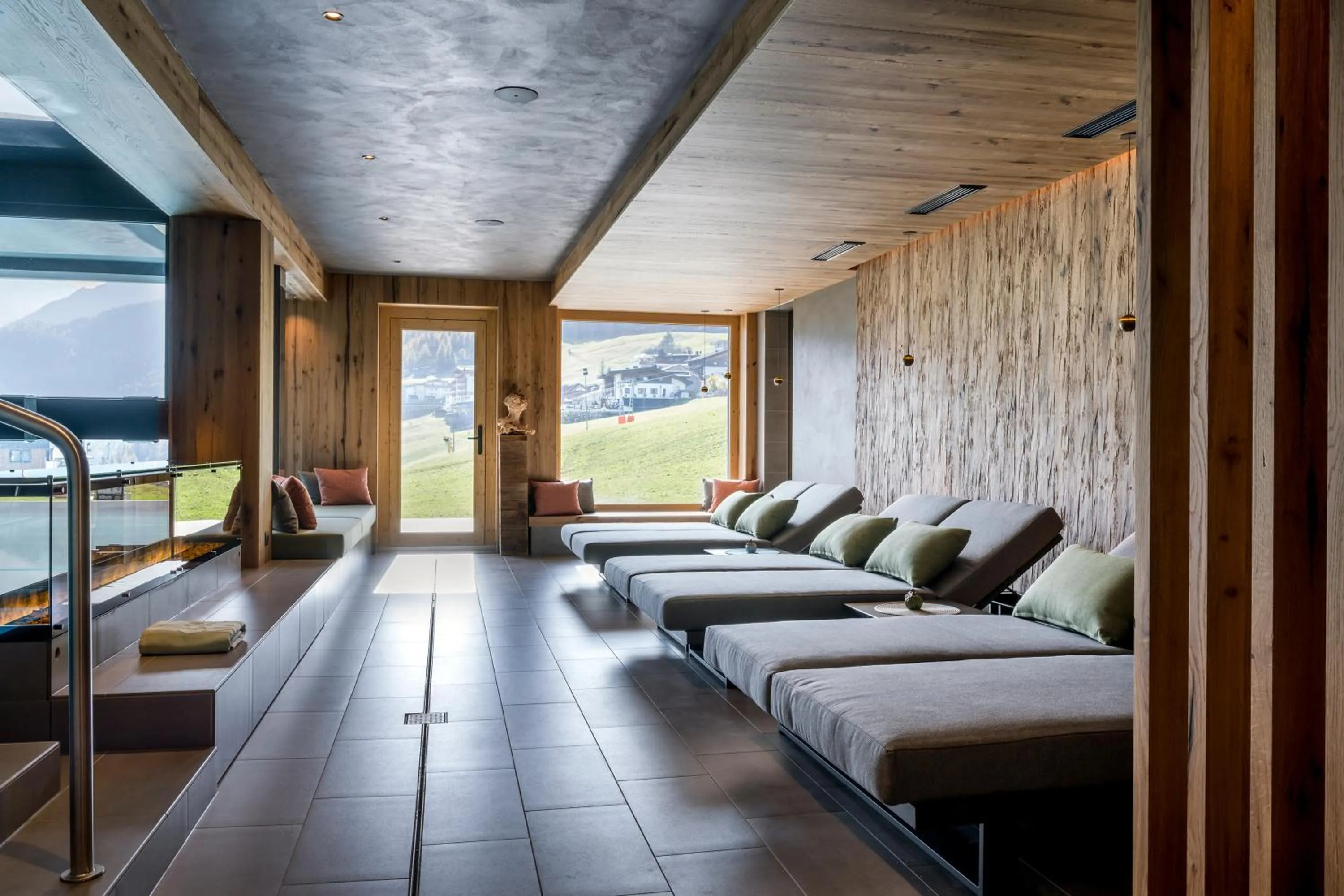 Swimming pool, Bed in Alpengasthof Grüner, Ski In & Ski Out