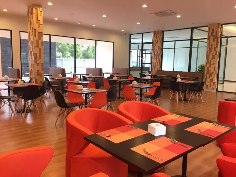 Restaurant/places to eat in Orchid Riverview Hotel