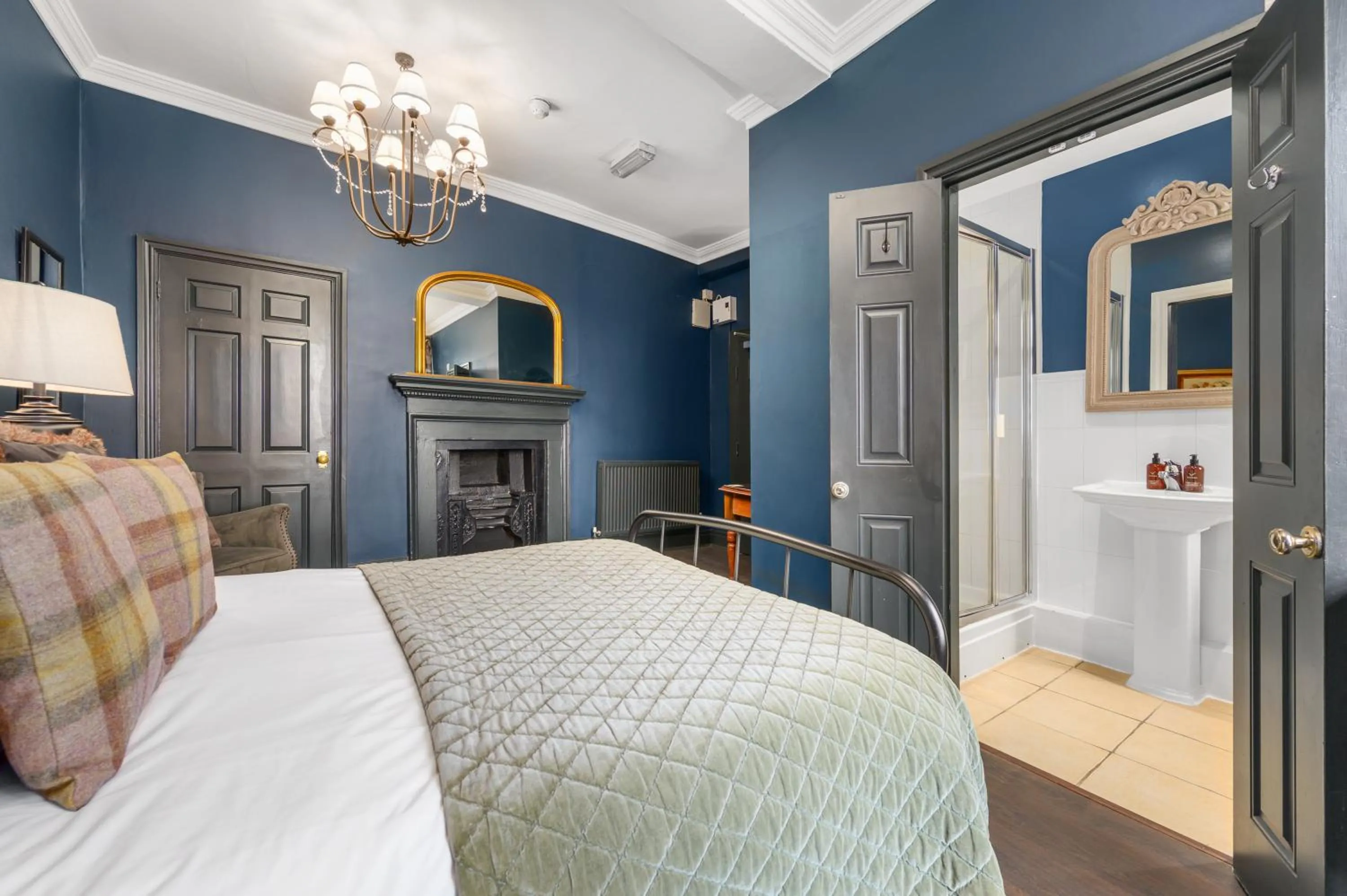 Bed in Guy Fawkes Inn