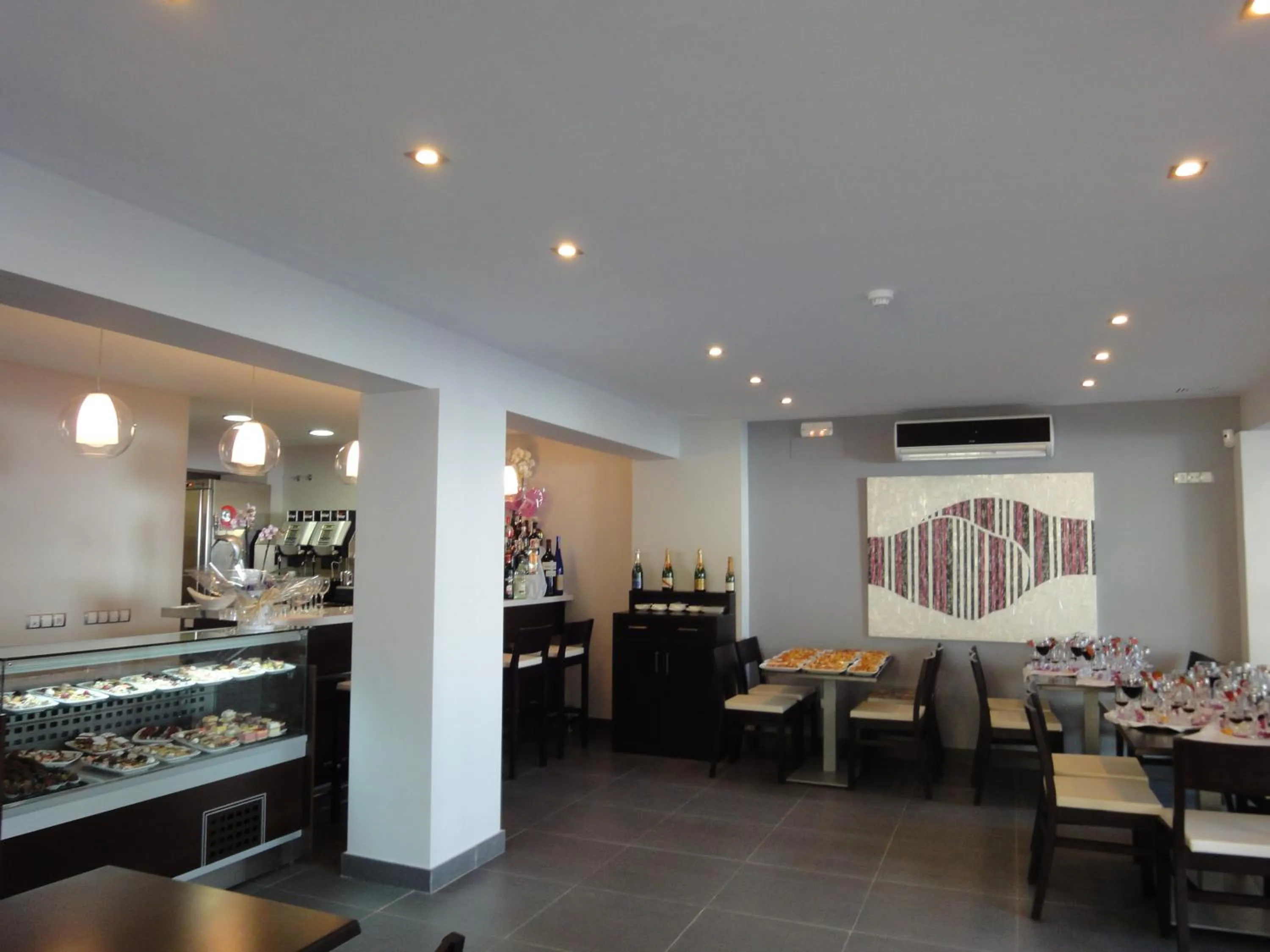 Restaurant/places to eat in Hotel Avenida 31