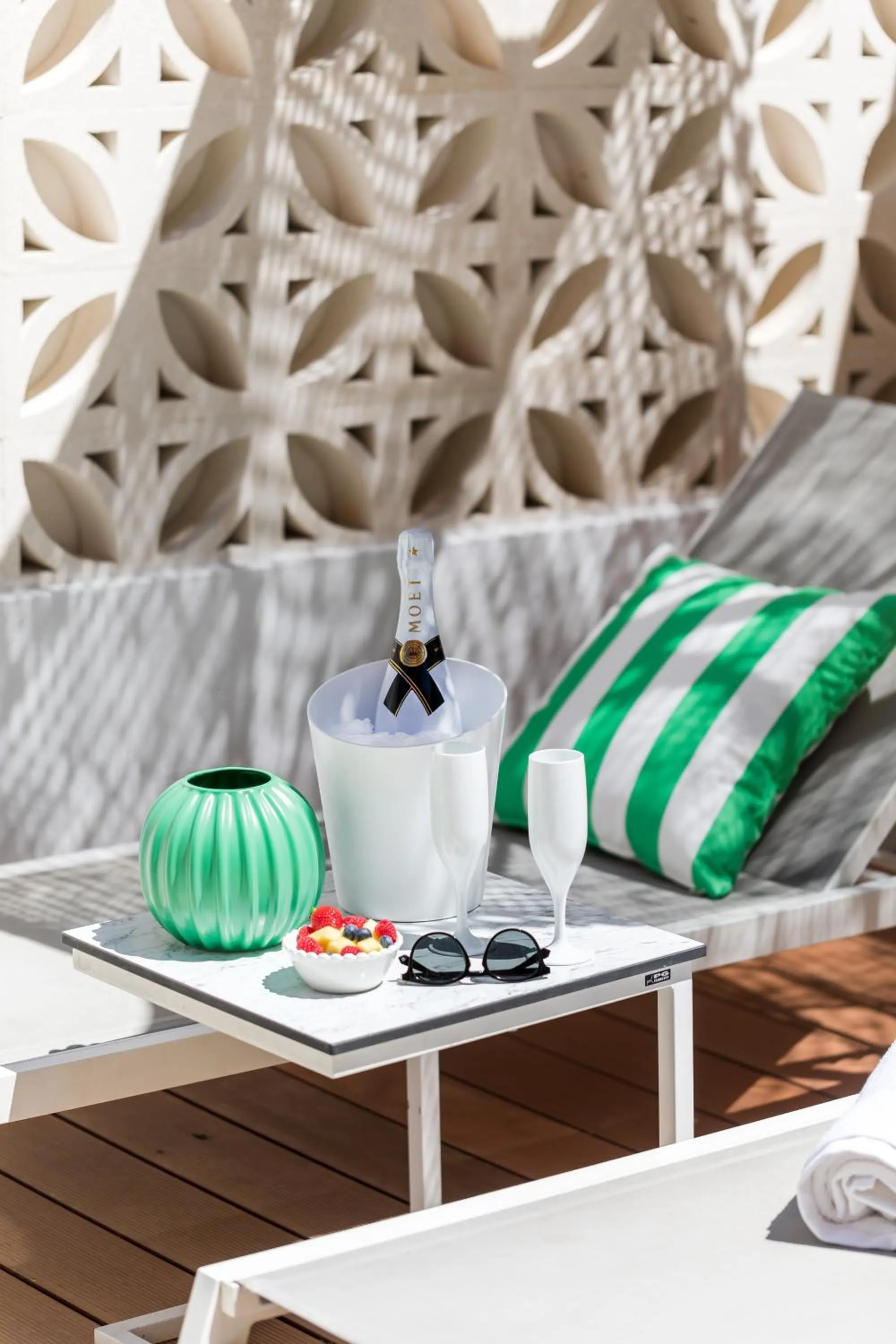 Swimming pool, Bed in Eliza Hotel by Panel Hospitality