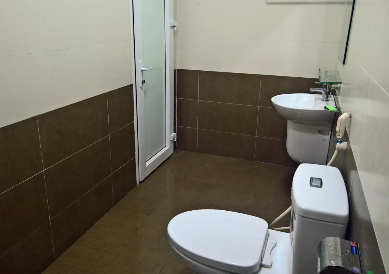 Toilet in Cat Ba Green Hotel