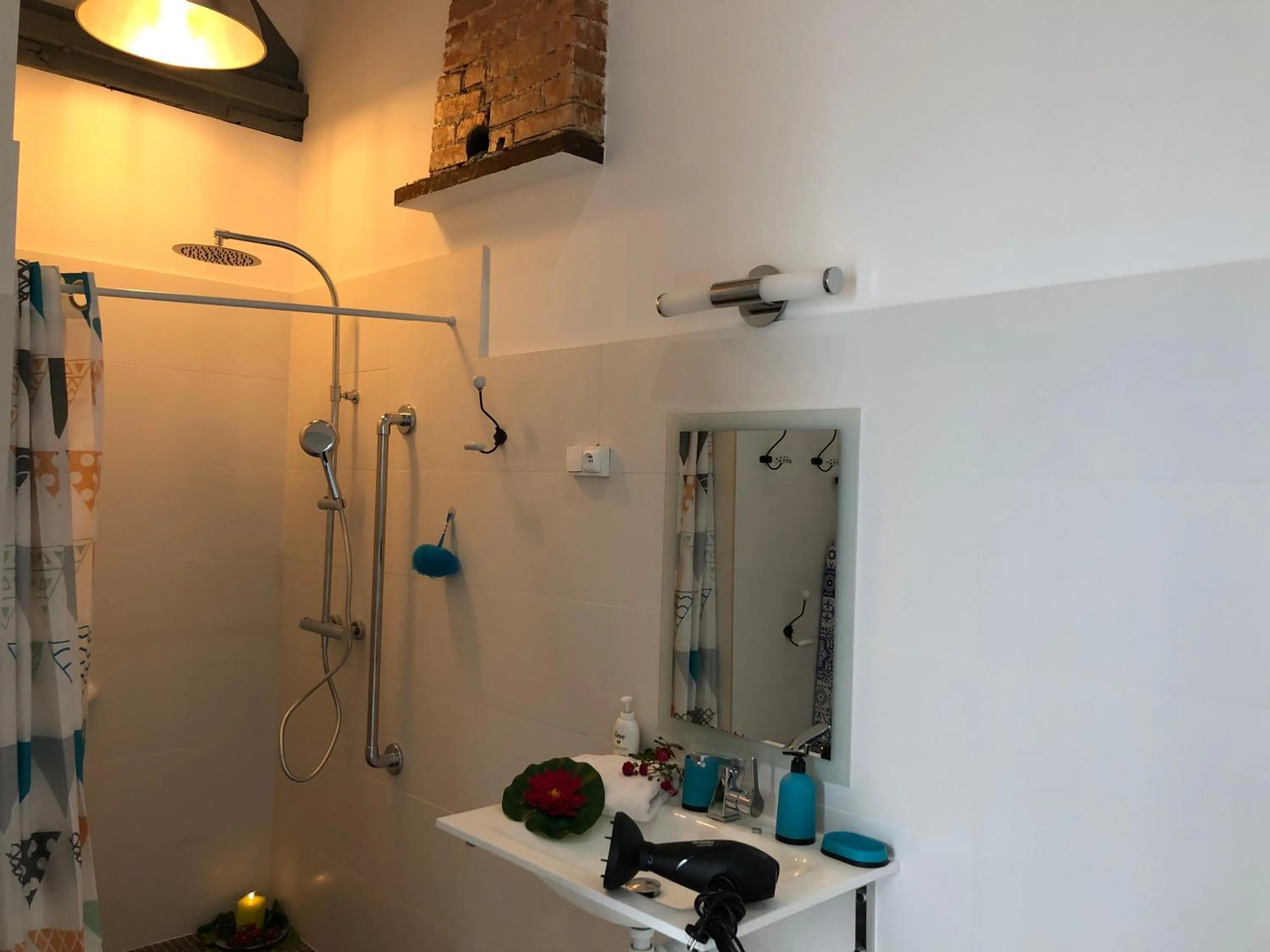 Bathroom in Le Clos du Square - climatisé