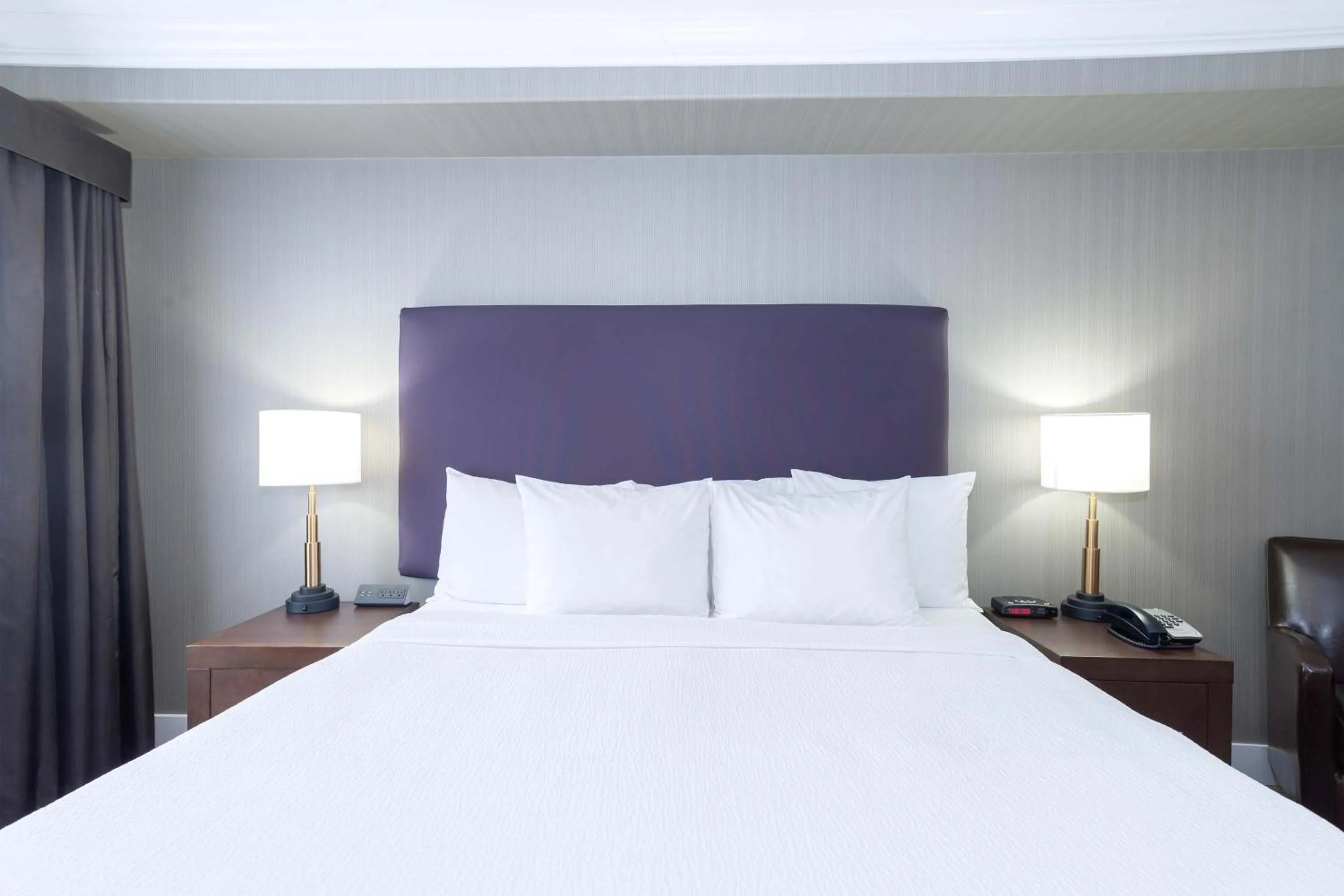 Photo of the whole room, Bed in Sandman Hotel and Suites Abbotsford