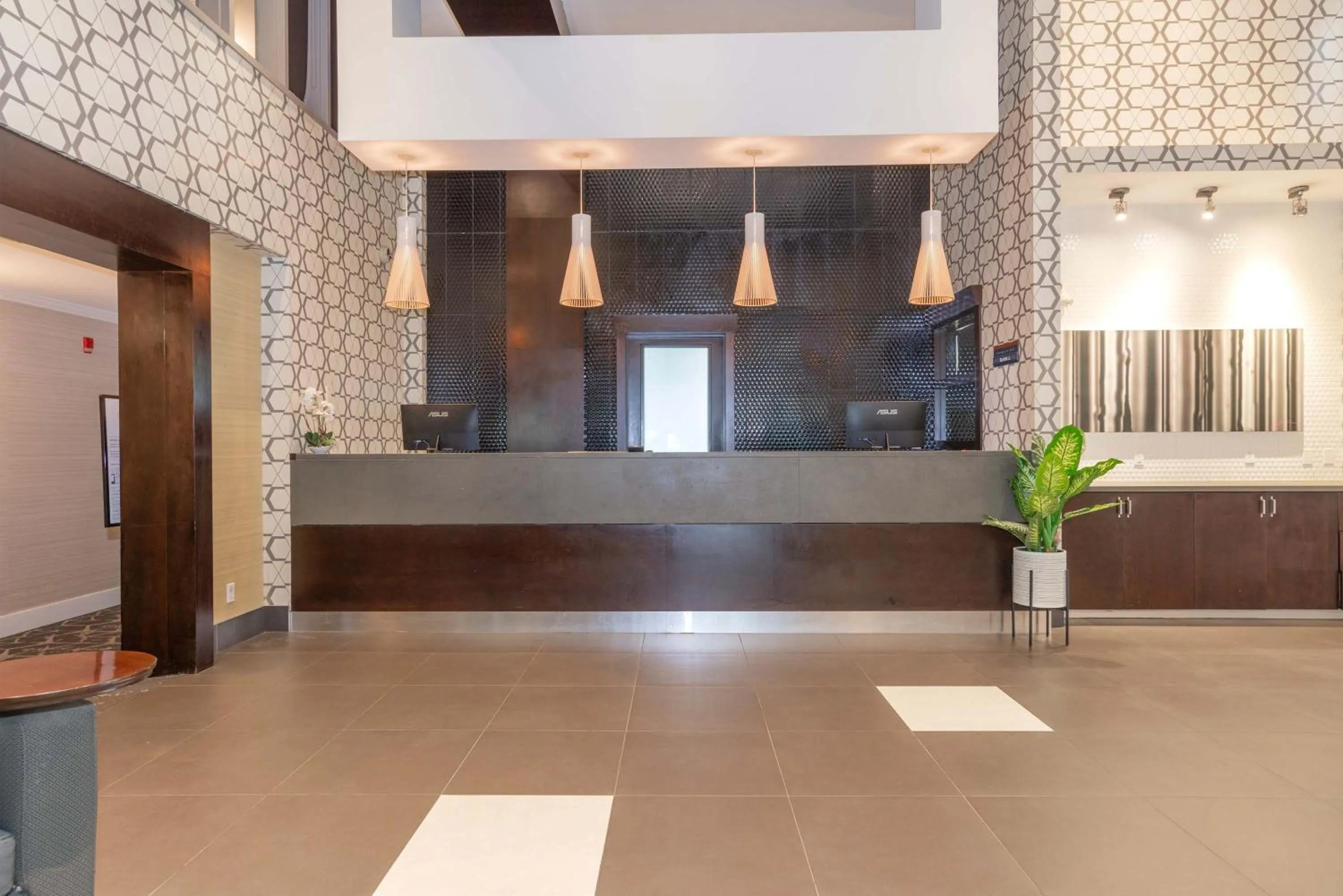 Facade/entrance in Sandman Hotel and Suites Abbotsford