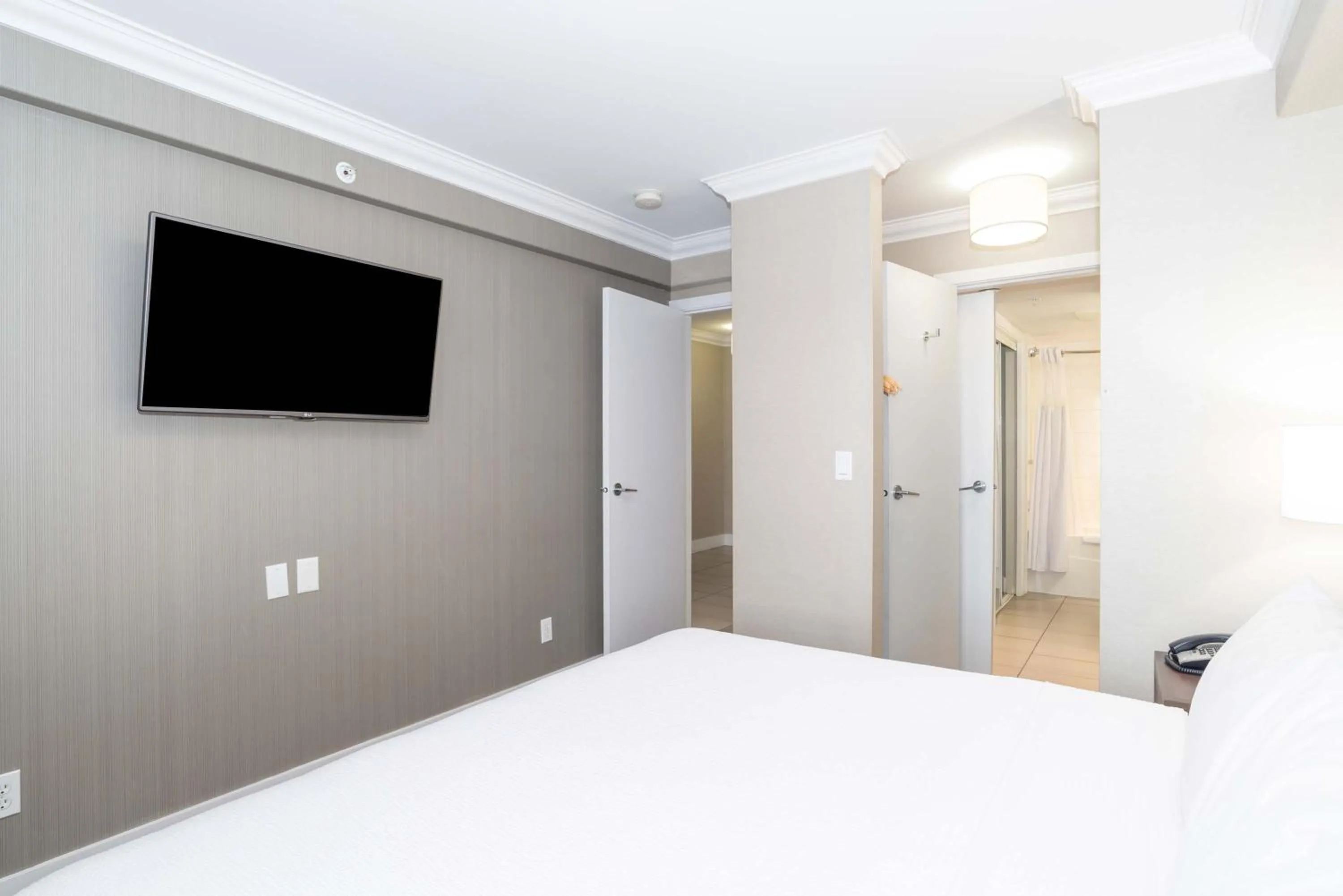 Photo of the whole room, Bed in Sandman Hotel and Suites Abbotsford