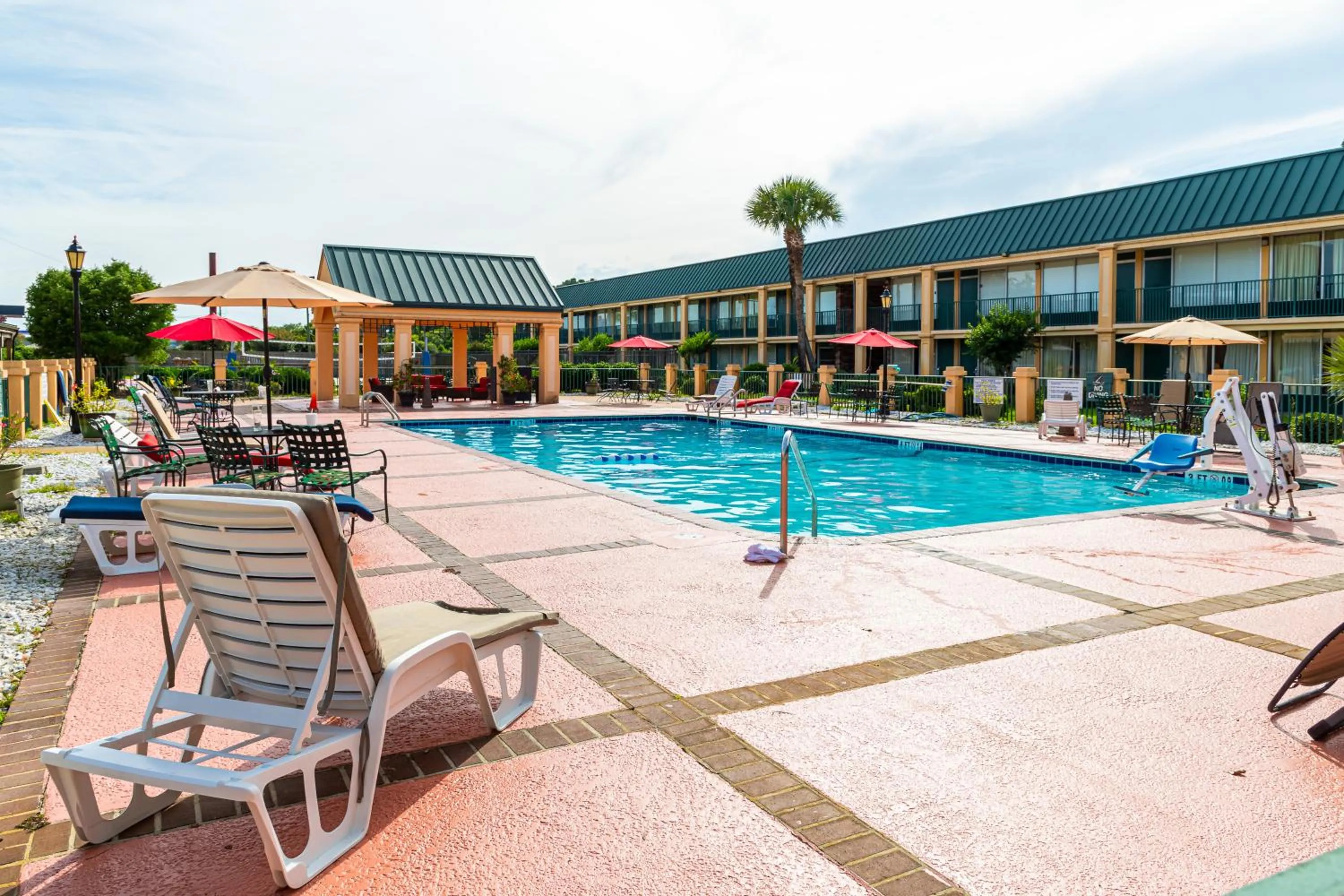 Swimming pool in Quality Inn Richmond Hill - Savannah I-95