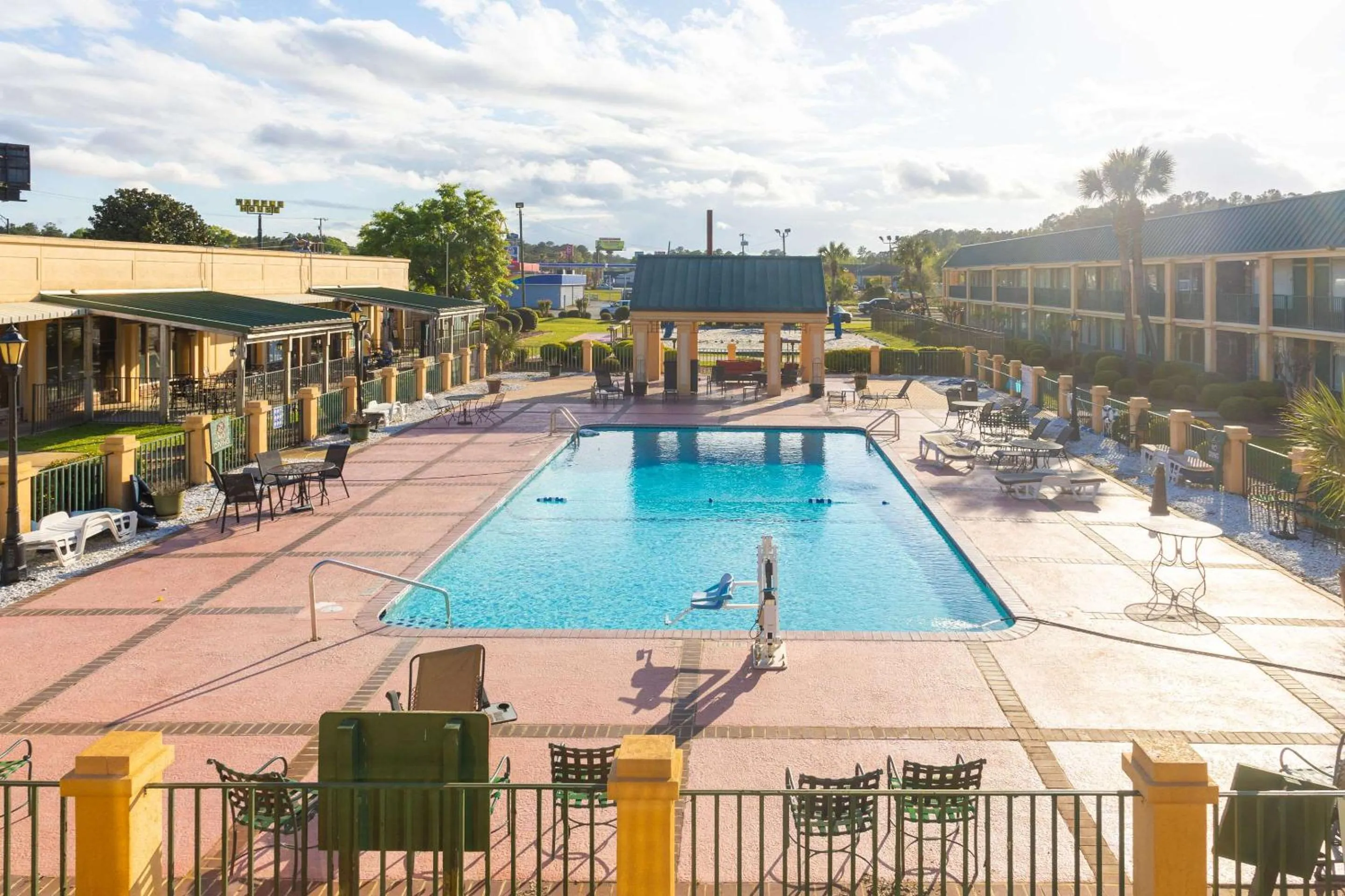 Swimming pool in Quality Inn Richmond Hill - Savannah I-95