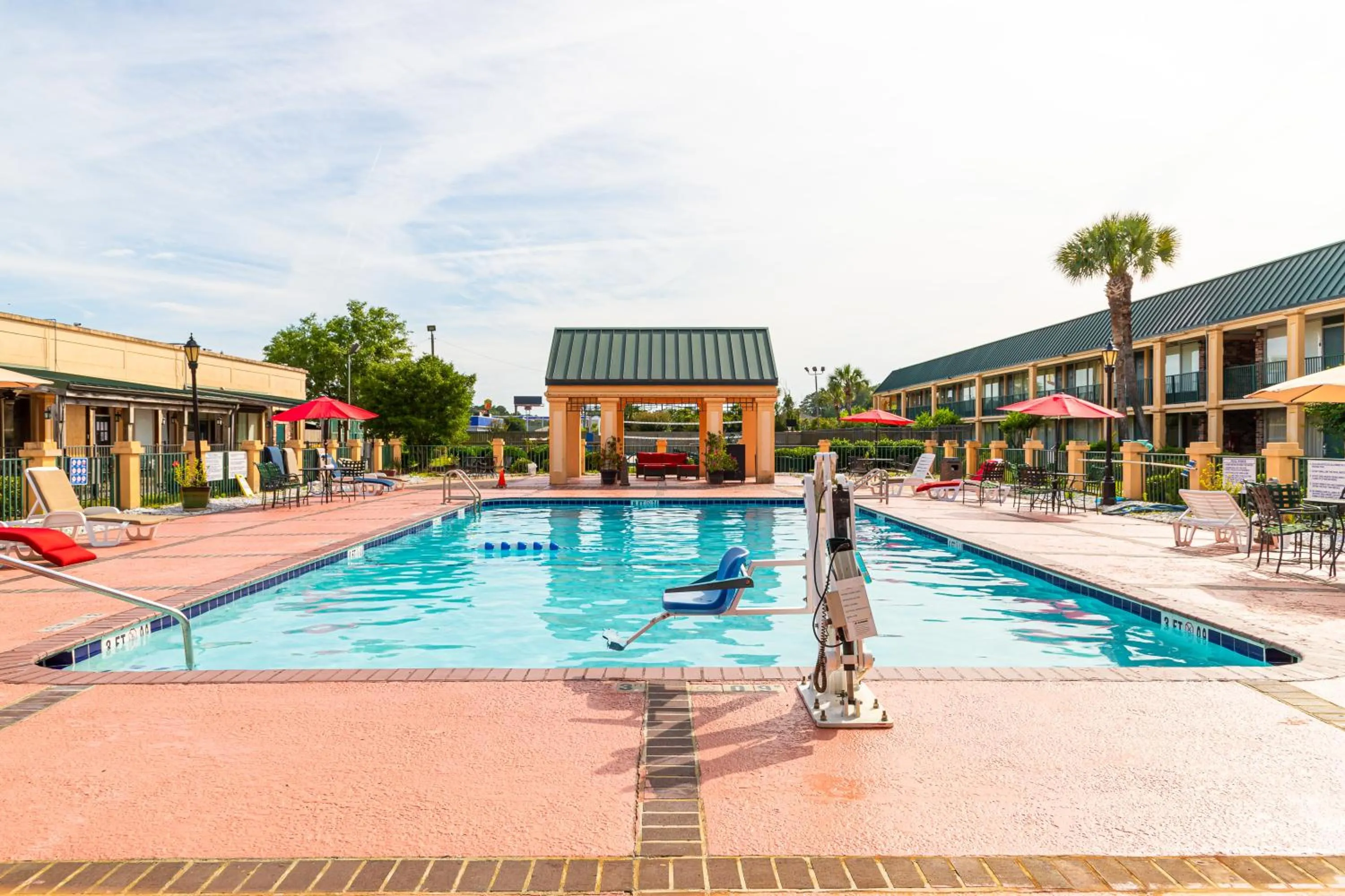 Swimming pool in Quality Inn Richmond Hill - Savannah I-95