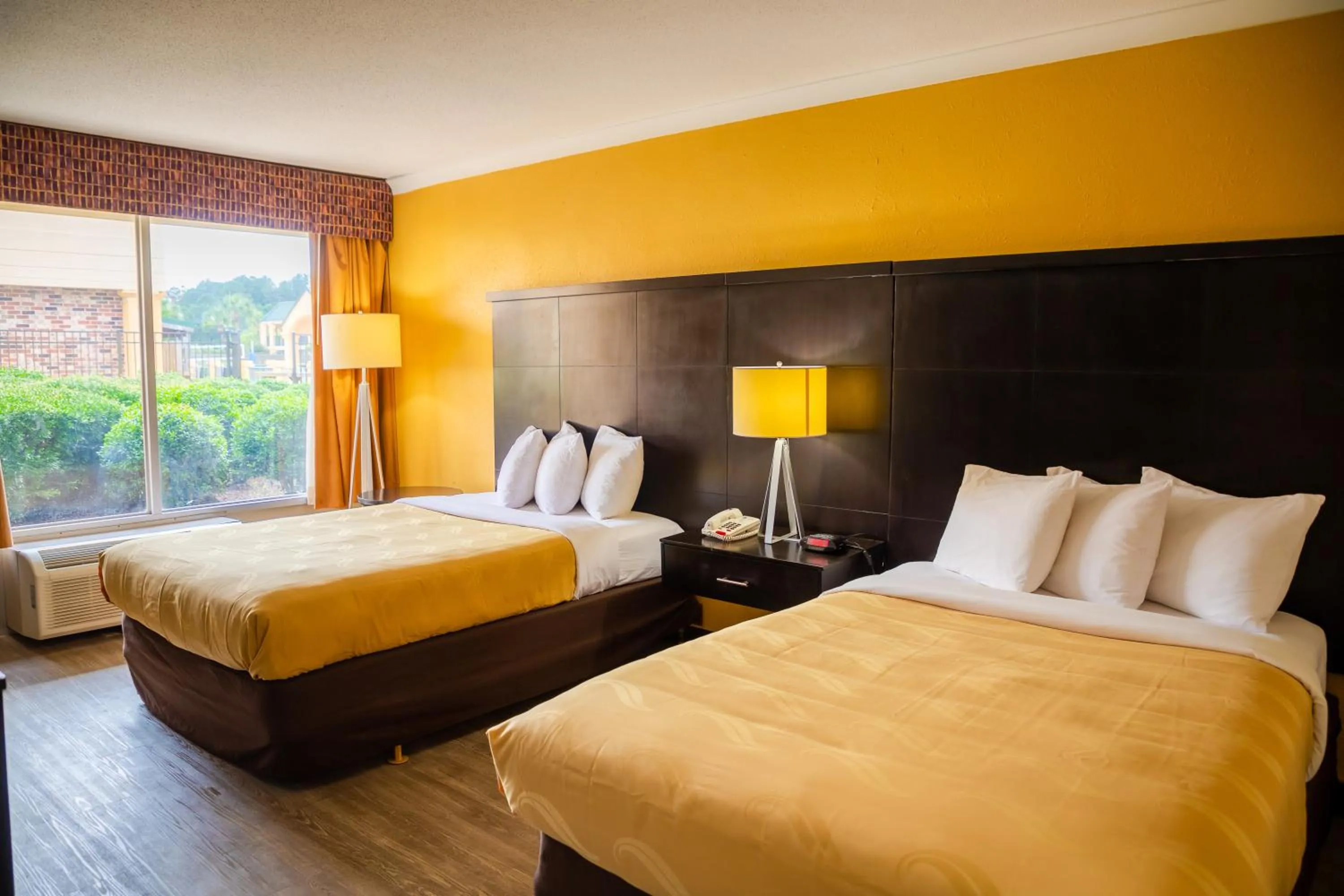 Bed in Quality Inn Richmond Hill - Savannah I-95