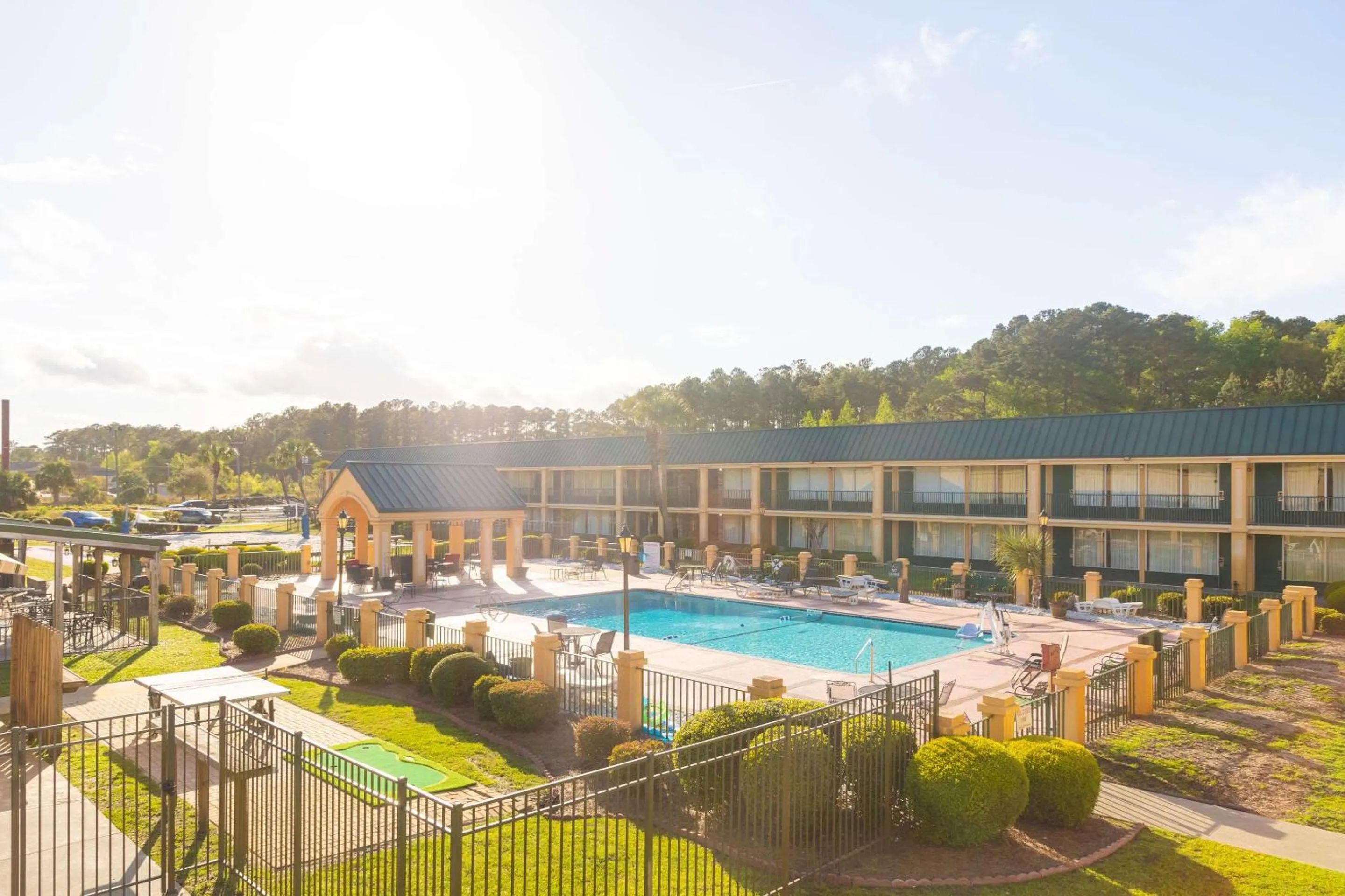 Swimming pool in Quality Inn Richmond Hill - Savannah I-95