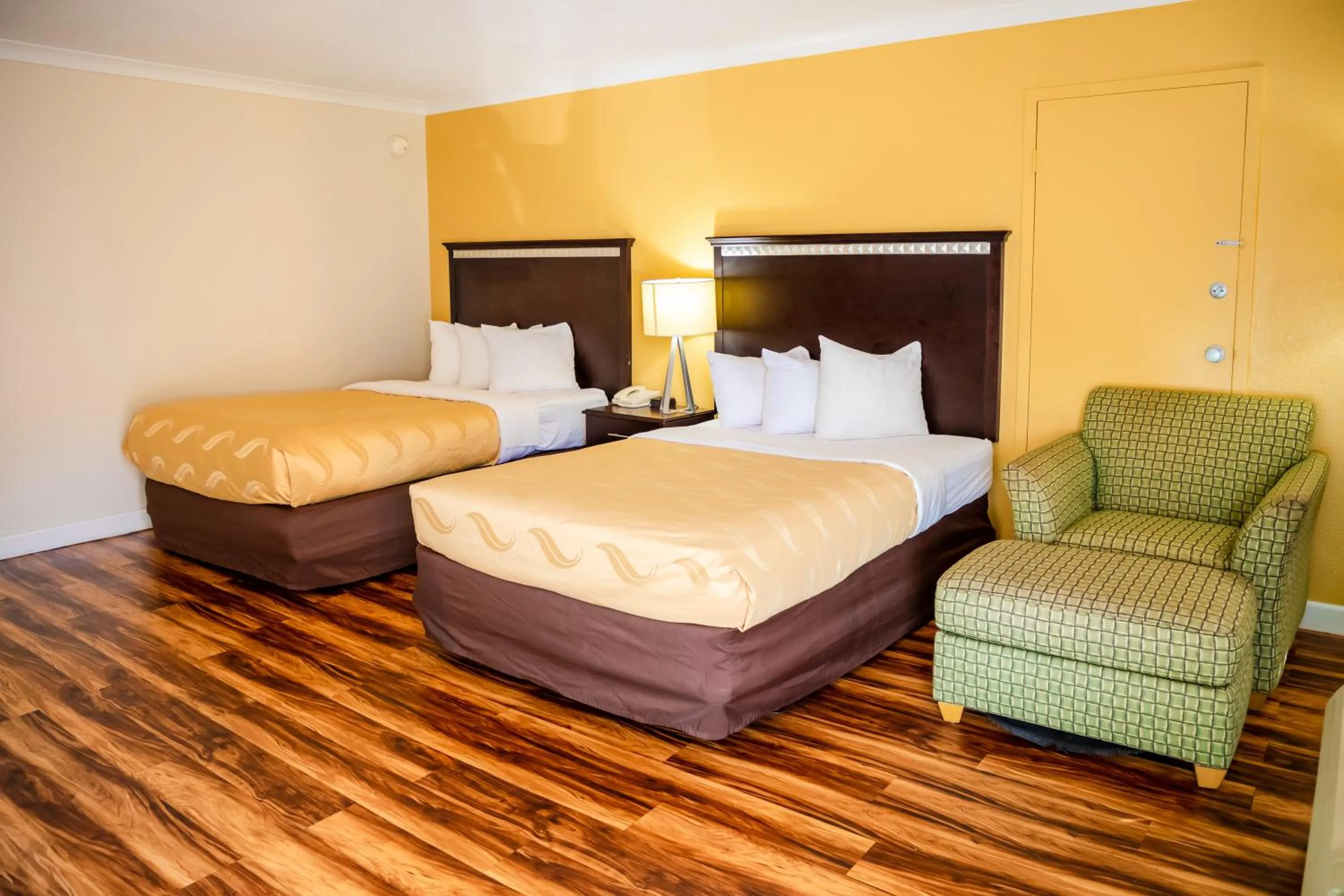 Photo of the whole room, Bed in Quality Inn Richmond Hill - Savannah I-95