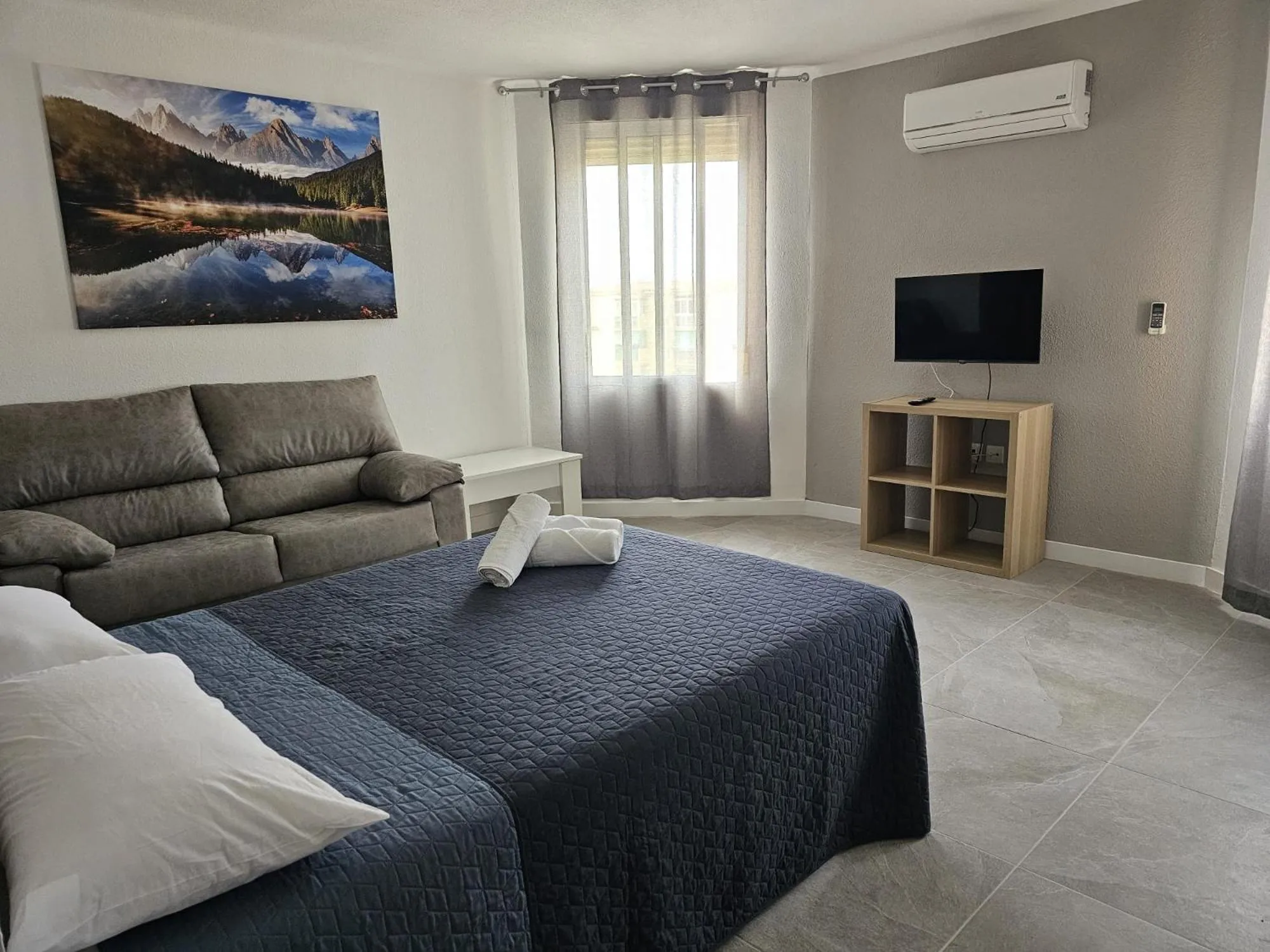 Communal lounge/ TV room, Bed in Hotel Velis