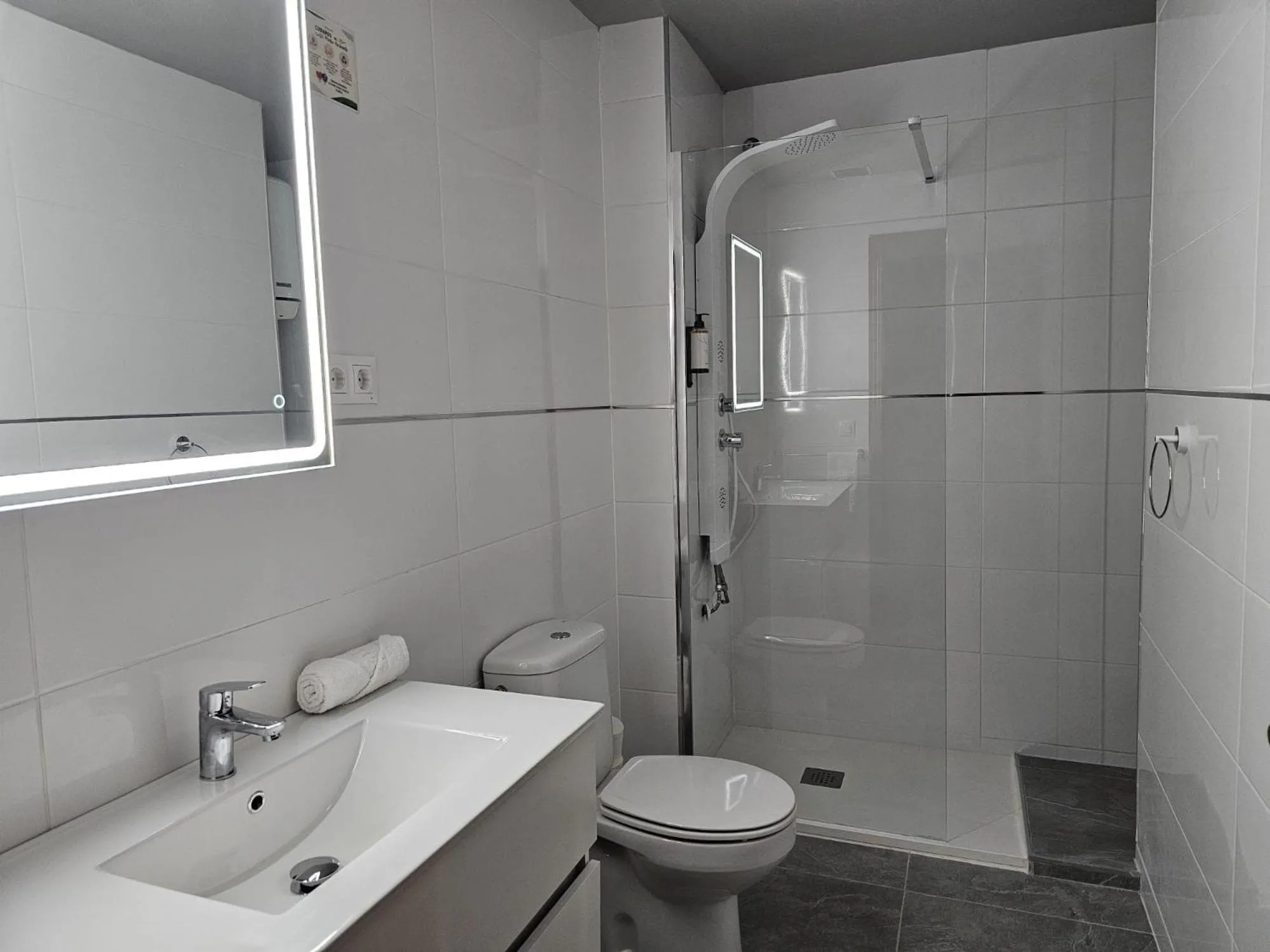 Shower in Hotel Velis