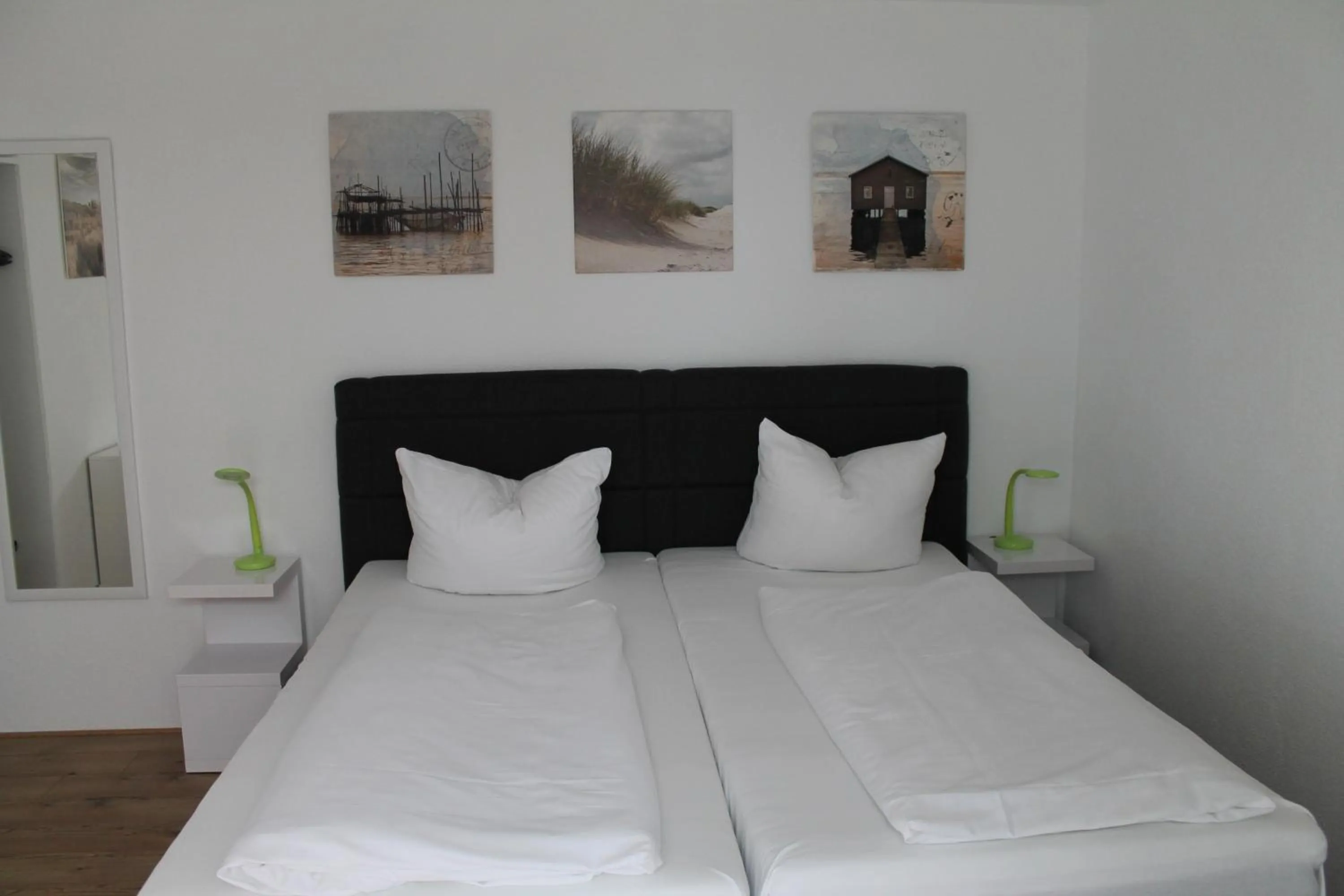 Photo of the whole room, Bed in Hotel Rheinischer Hof