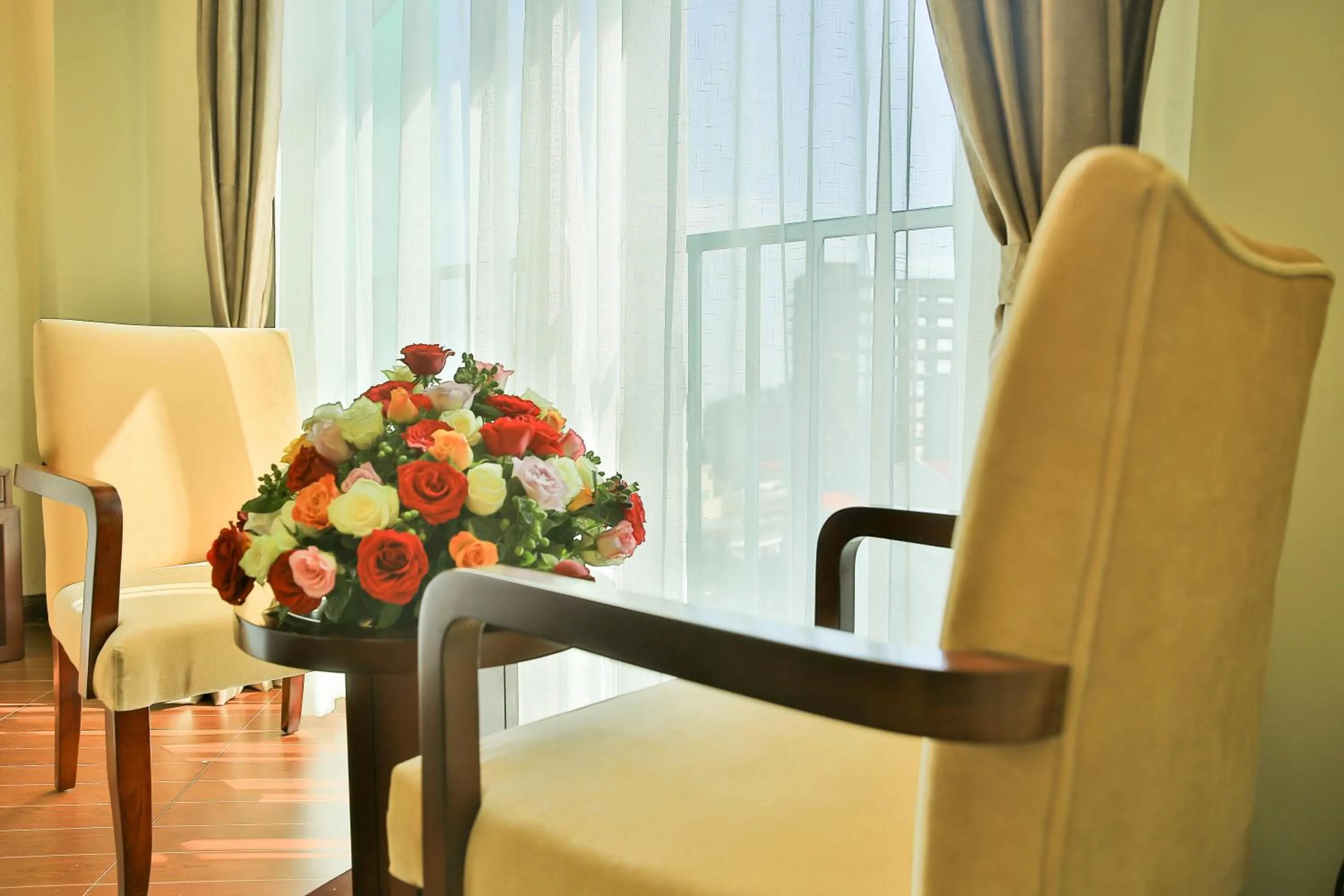 Seating area in Magnolia Hotel & Conference Center