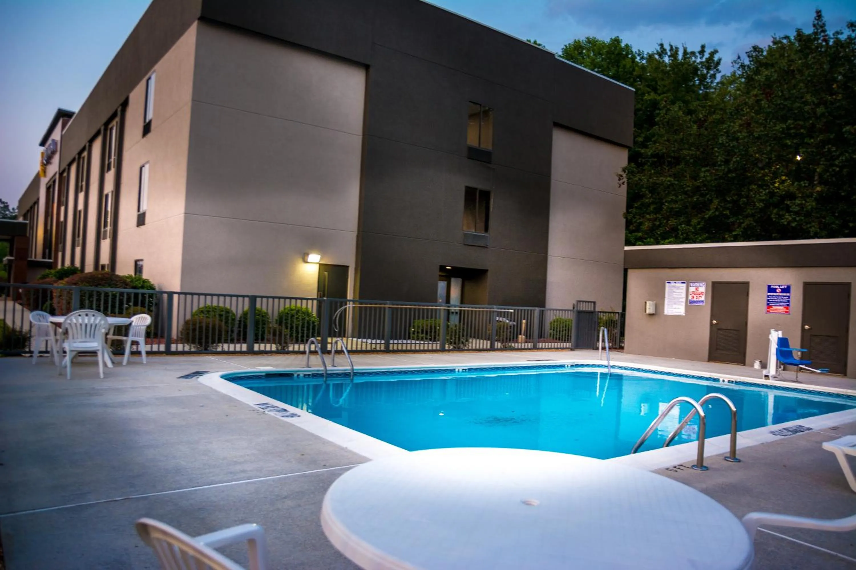Swimming pool in La Quinta Inn & Suites by Wyndham Fayetteville I-95