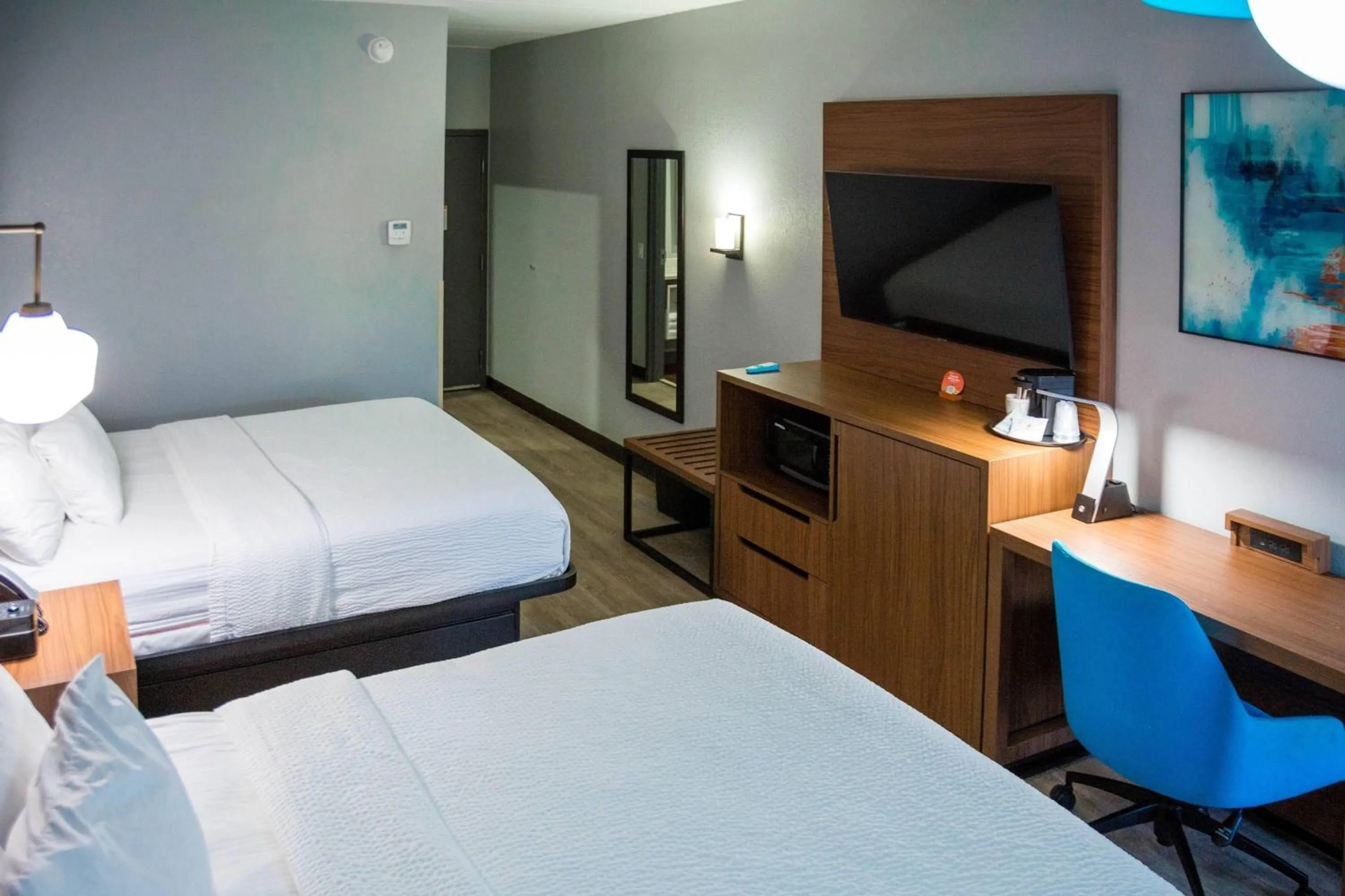 Photo of the whole room, Bed in La Quinta Inn & Suites by Wyndham Fayetteville I-95