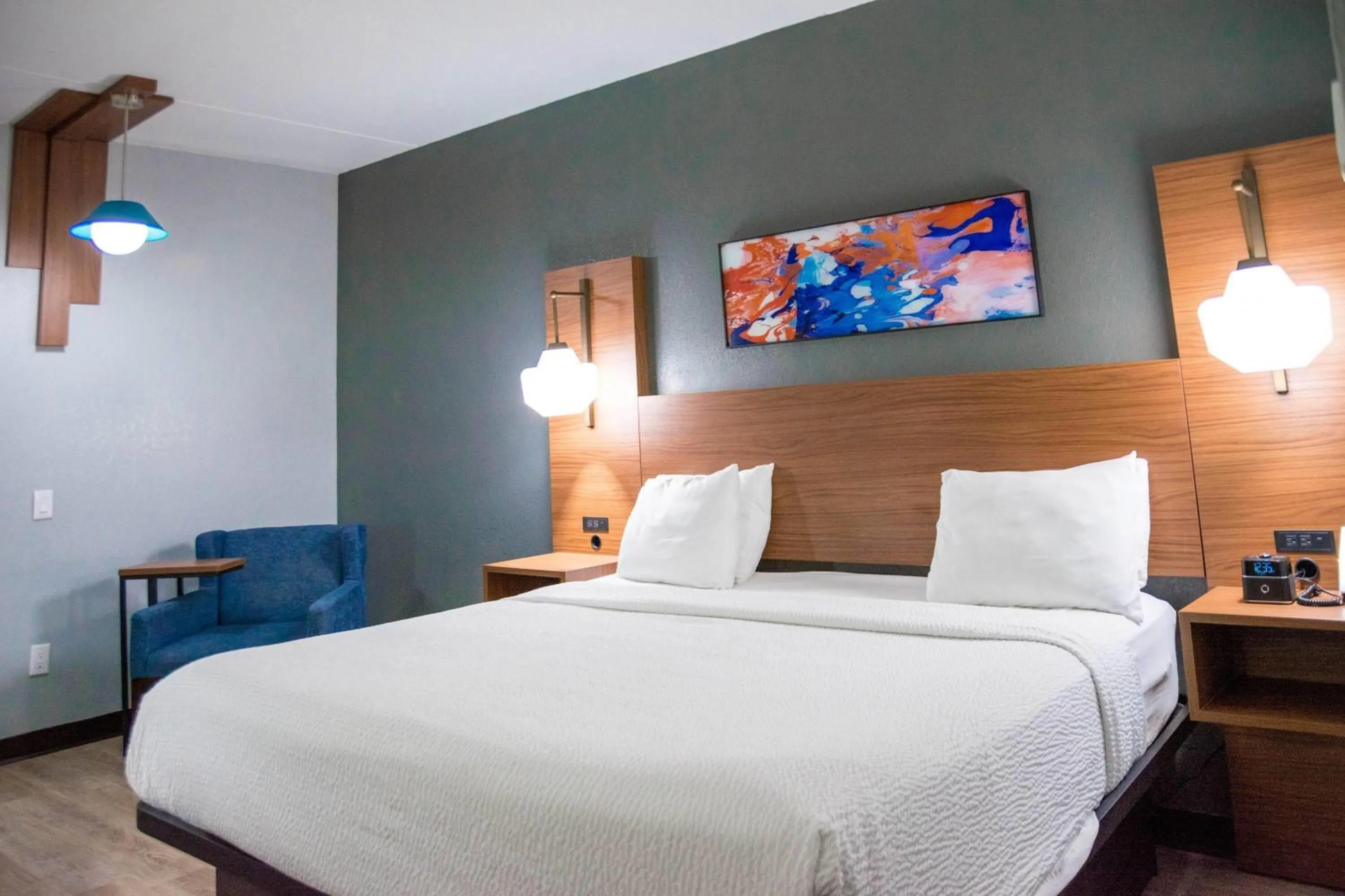 Photo of the whole room, Bed in La Quinta Inn & Suites by Wyndham Fayetteville I-95