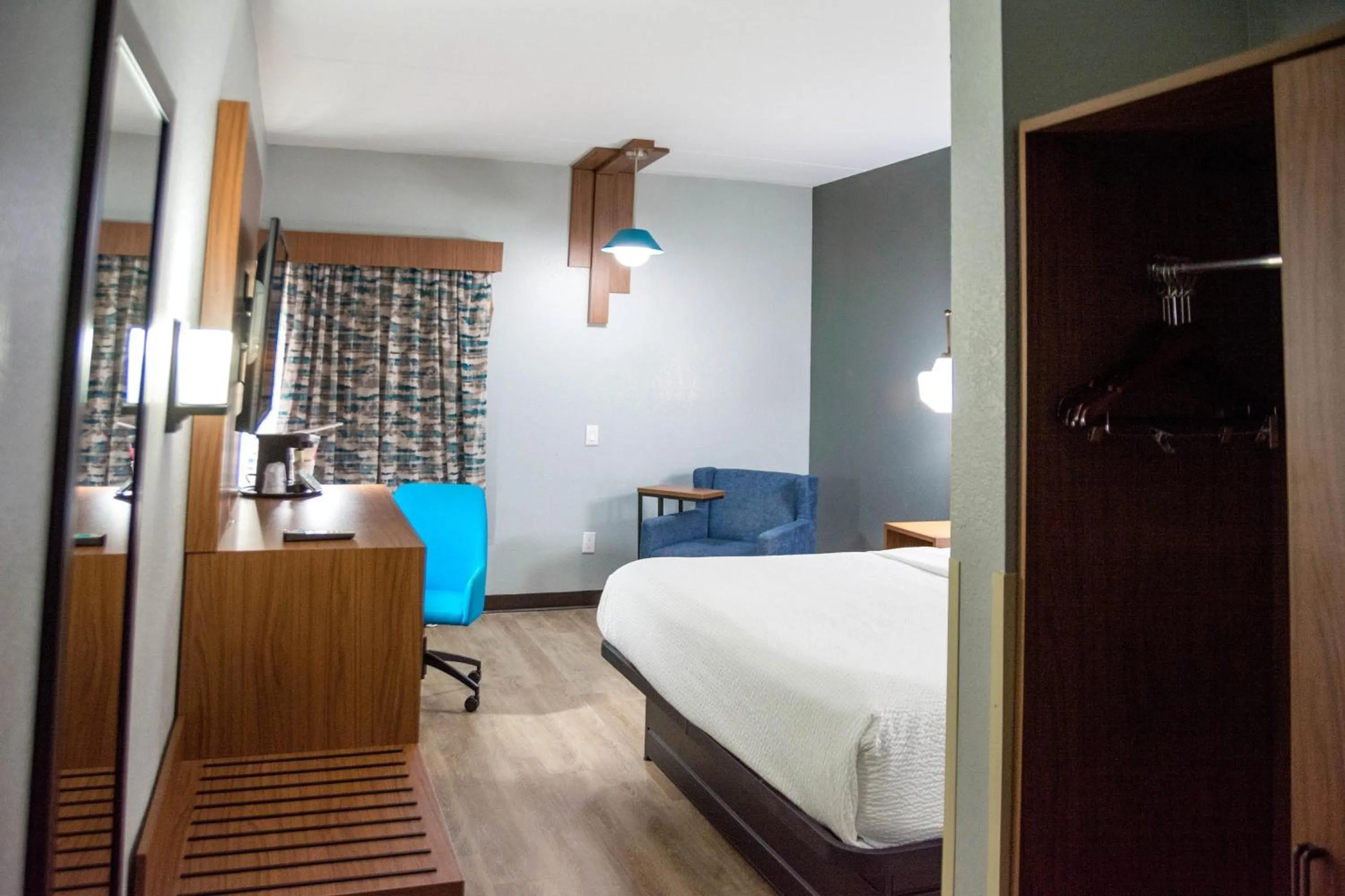 Photo of the whole room, Bed in La Quinta Inn & Suites by Wyndham Fayetteville I-95