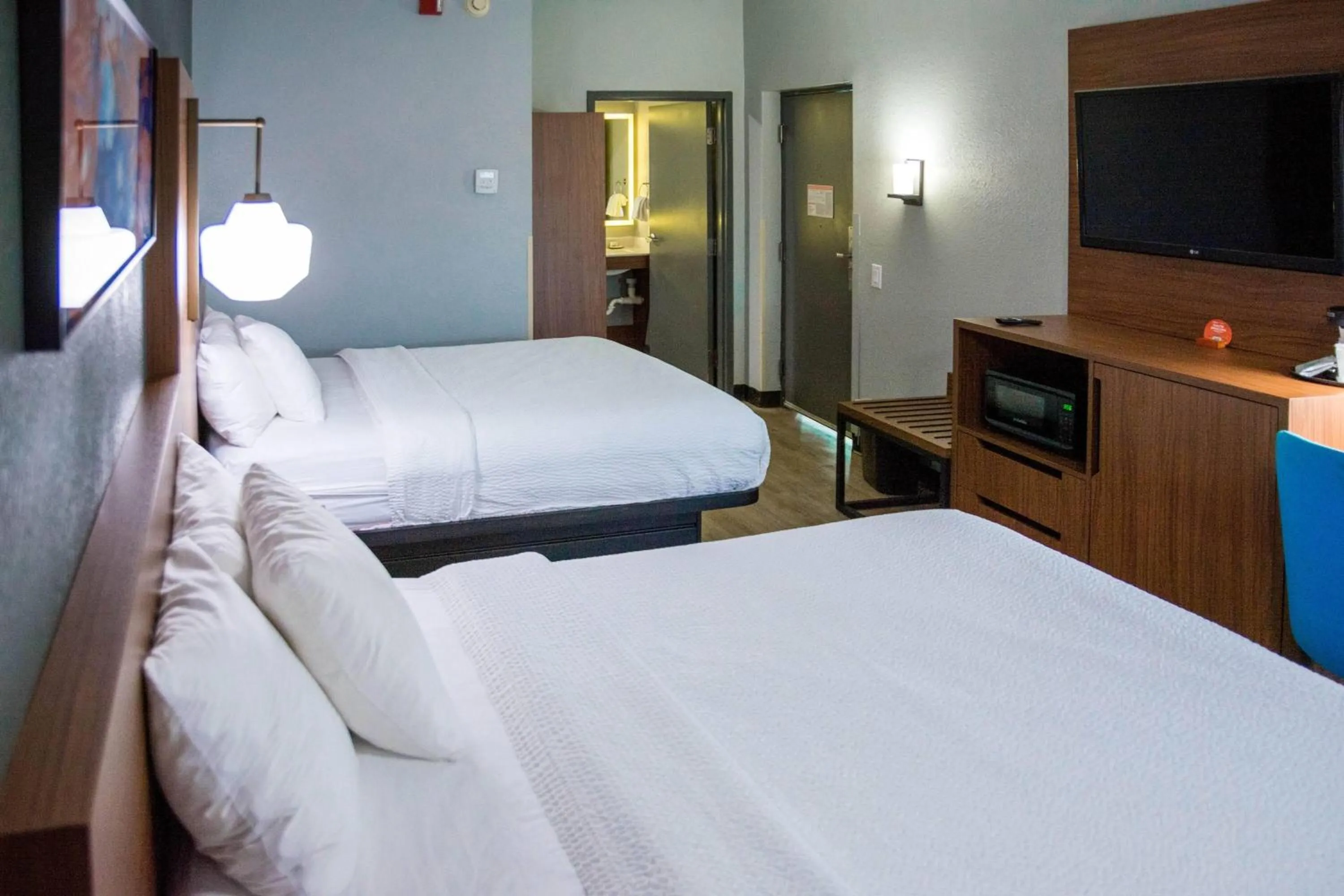 Photo of the whole room, Bed in La Quinta Inn & Suites by Wyndham Fayetteville I-95