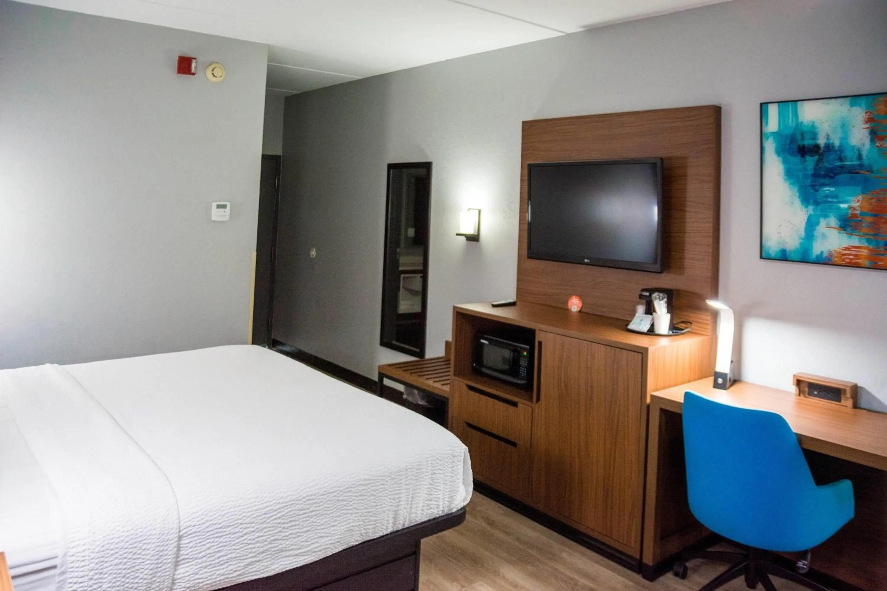 Photo of the whole room, Bed in La Quinta Inn & Suites by Wyndham Fayetteville I-95