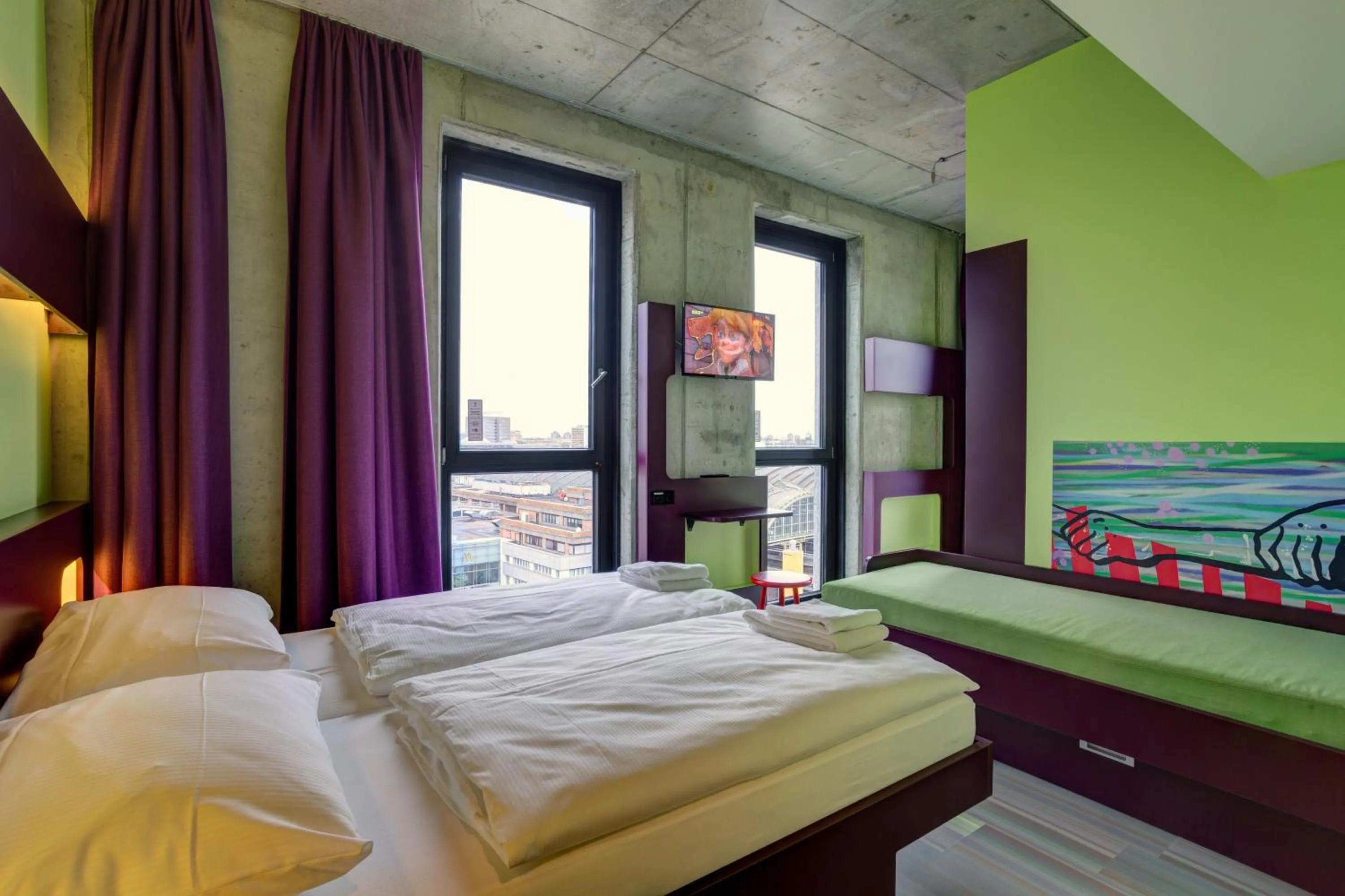 Bedroom, Bed in MEININGER Hotel Berlin East Side Gallery