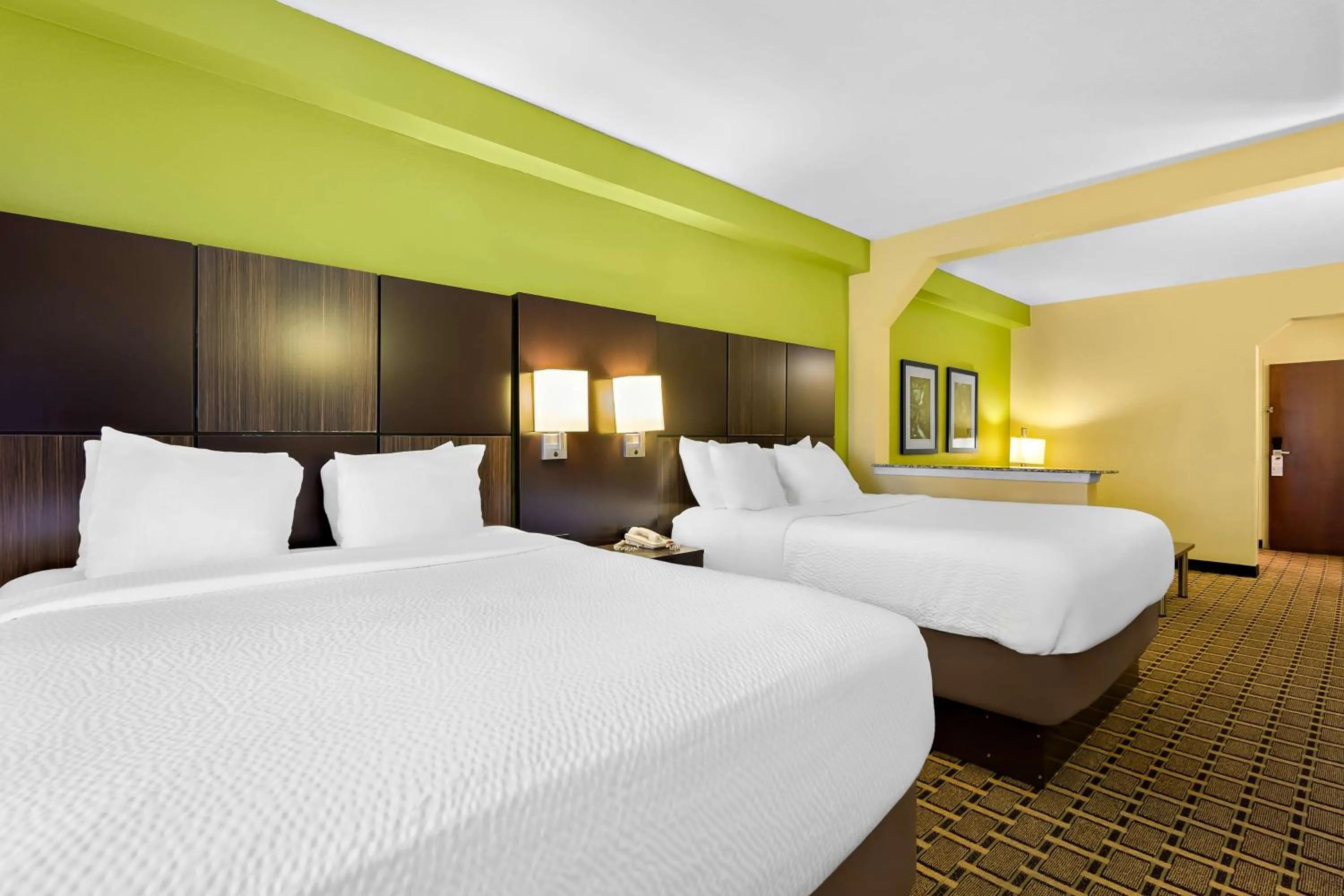 Photo of the whole room, Bed in Best Western Knoxville Suites - Downtown