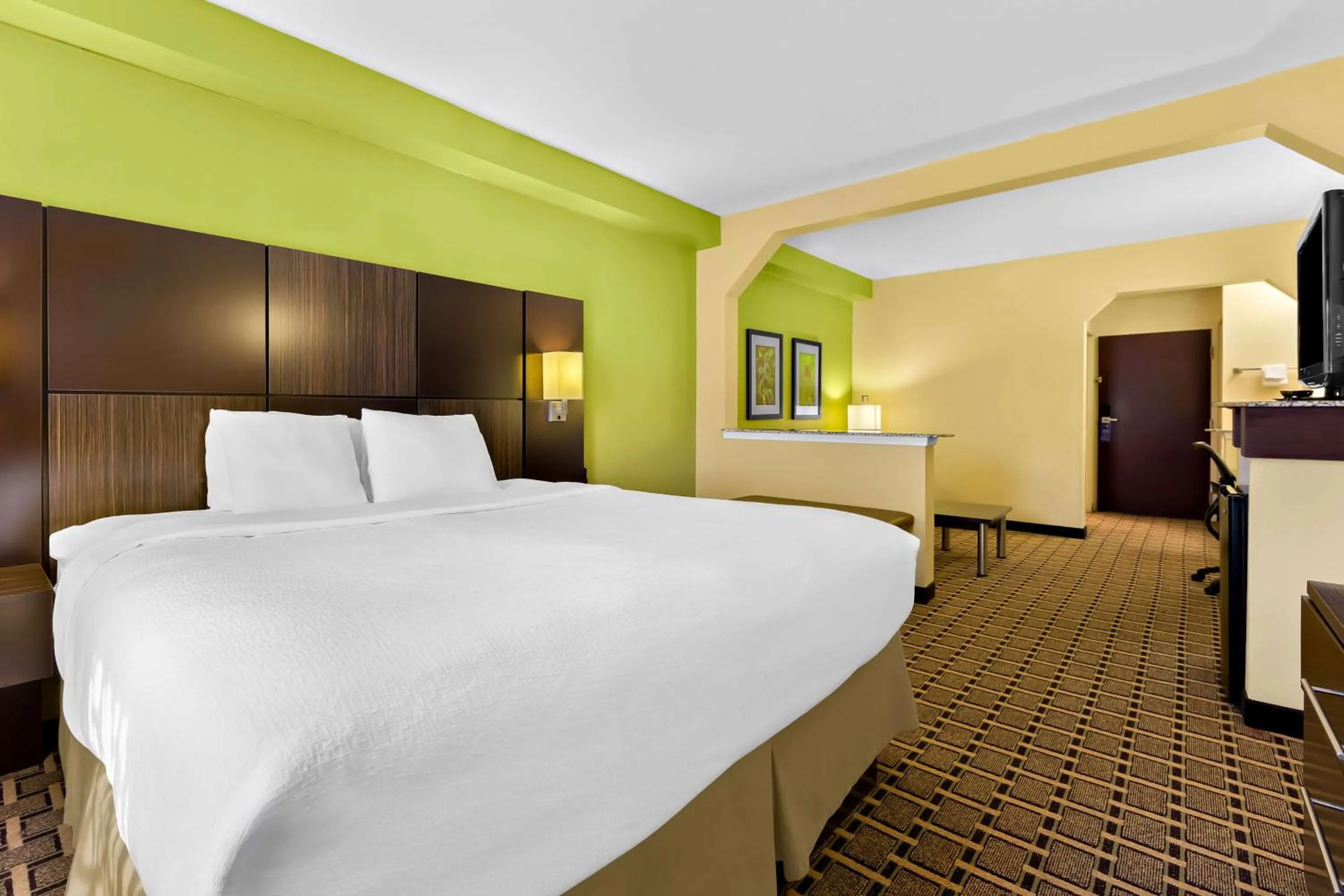 Photo of the whole room, Bed in Best Western Knoxville Suites - Downtown