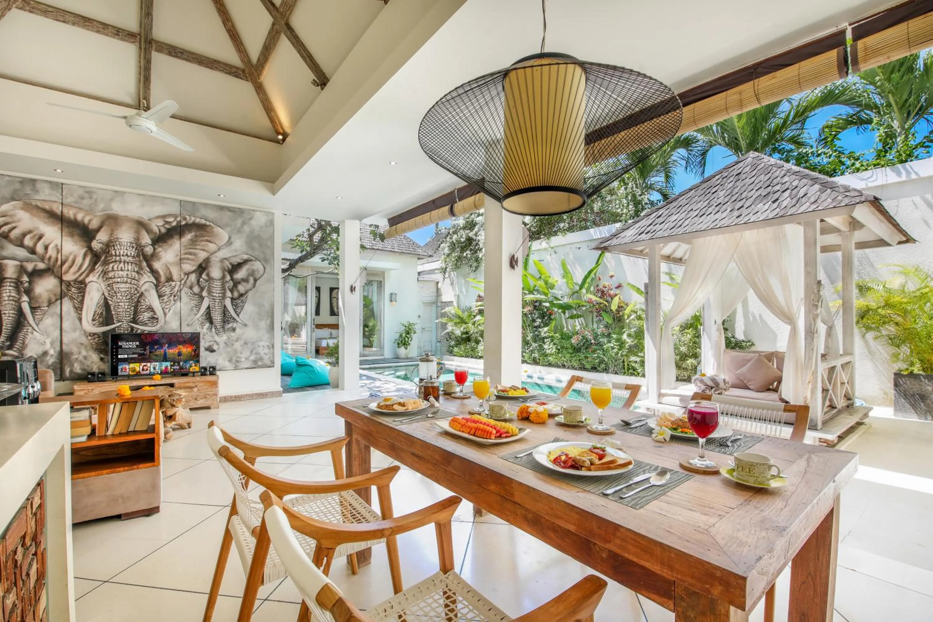Dining area in Villa Safari