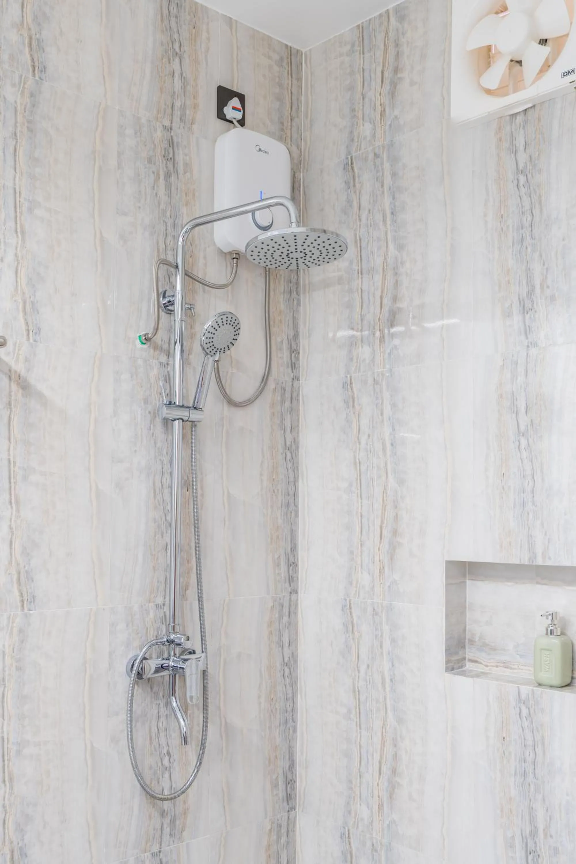 Shower in Veli Vilaa