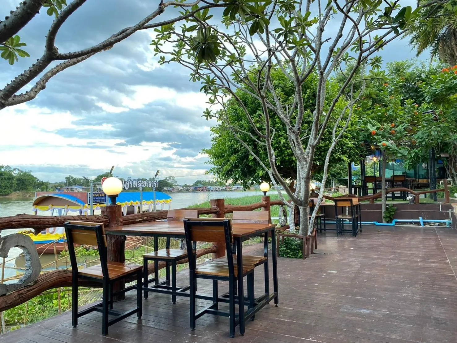 Restaurant/places to eat in Chaophayathara Riverside Hotel