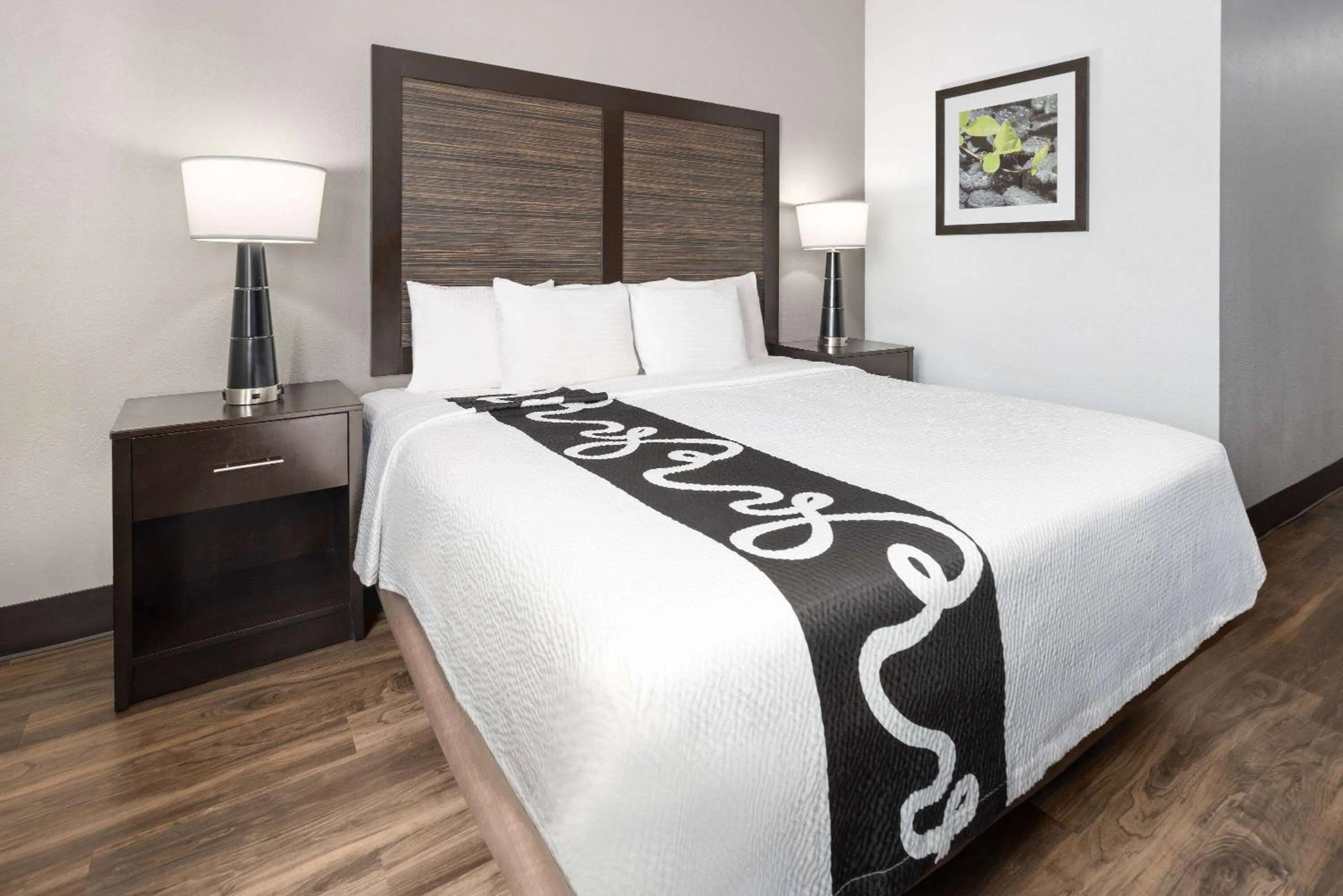 Photo of the whole room, Bed in La Quinta Inn by Wyndham Buffalo Airport