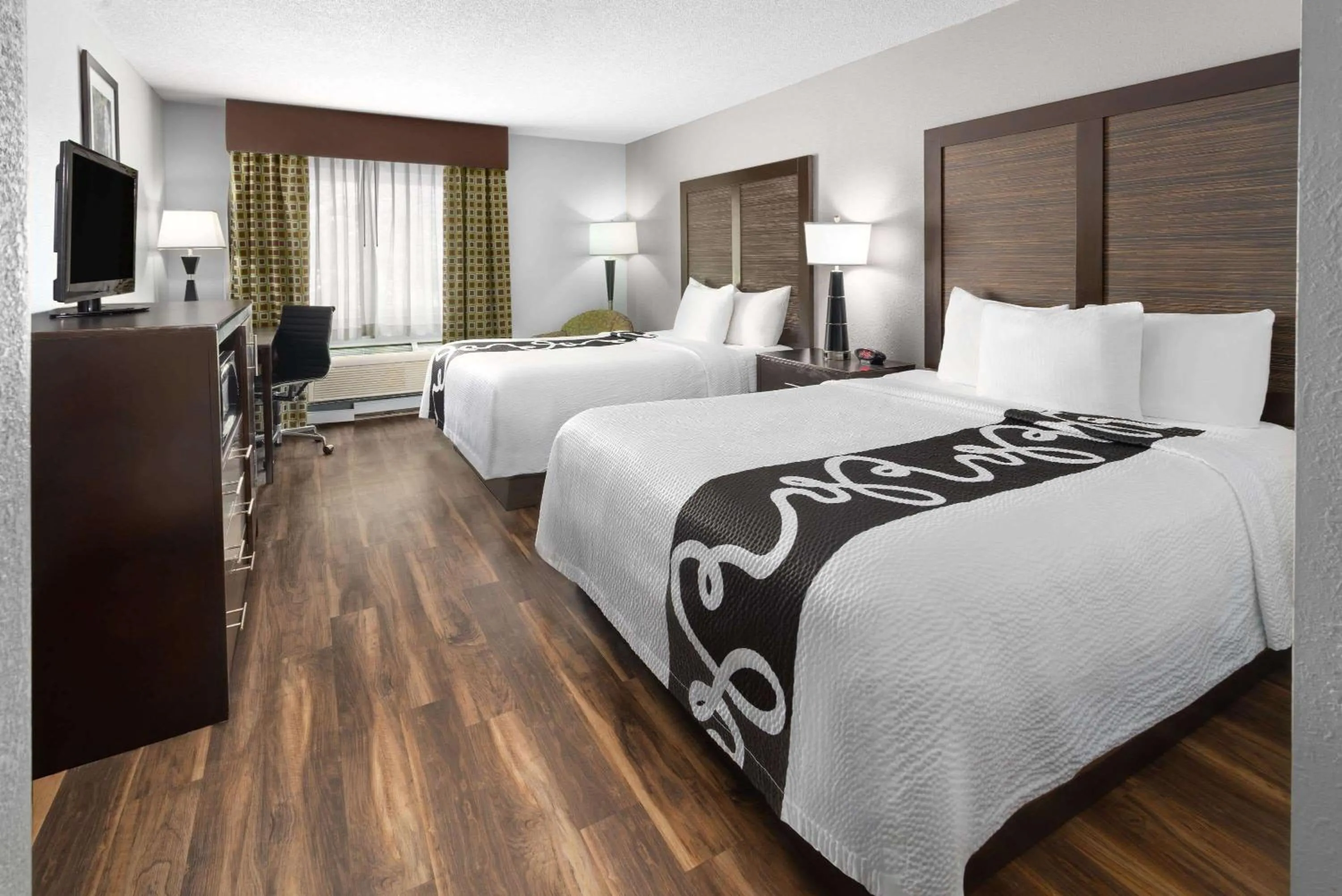 Photo of the whole room, Bed in La Quinta Inn by Wyndham Buffalo Airport