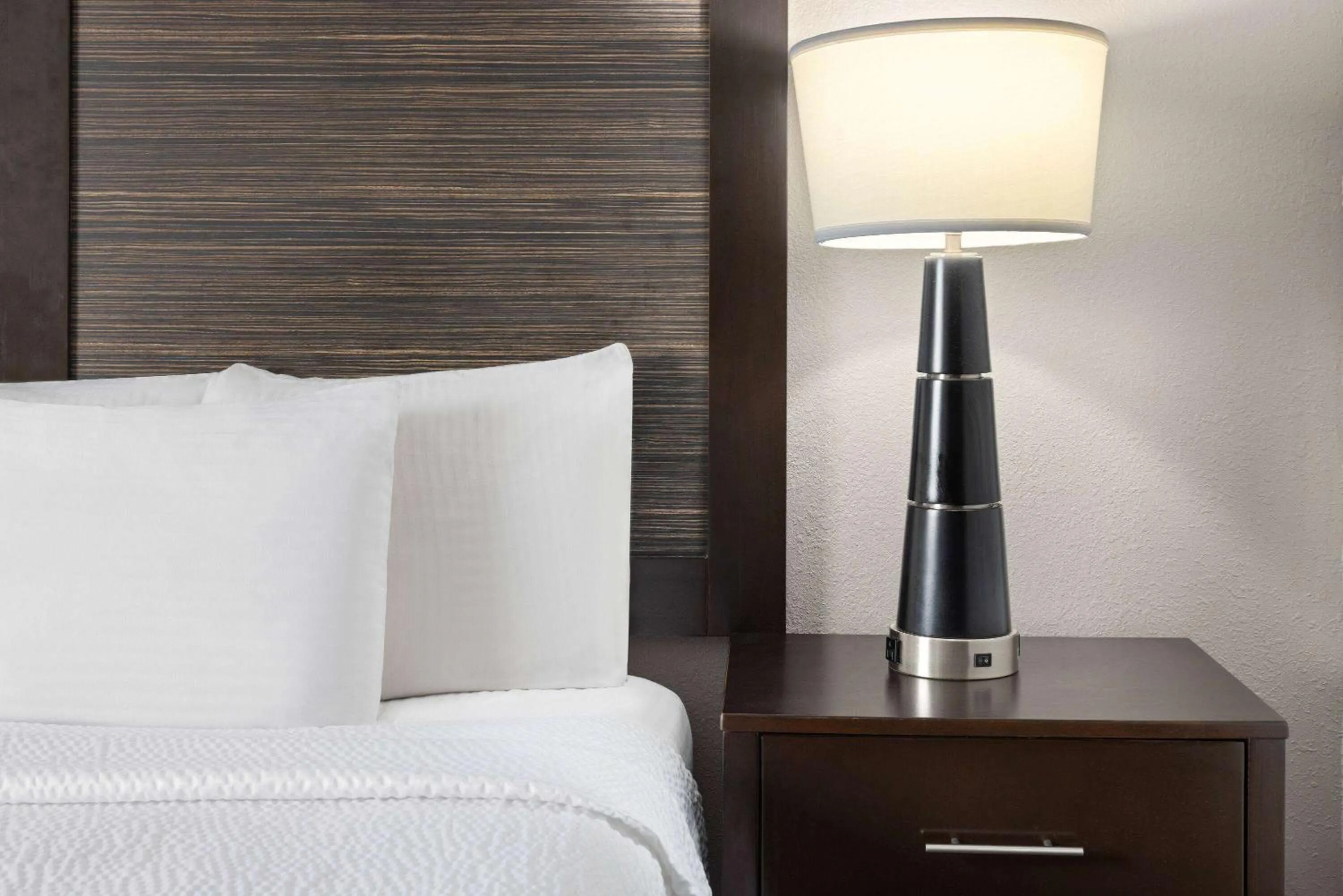 Photo of the whole room, Bed in La Quinta Inn by Wyndham Buffalo Airport