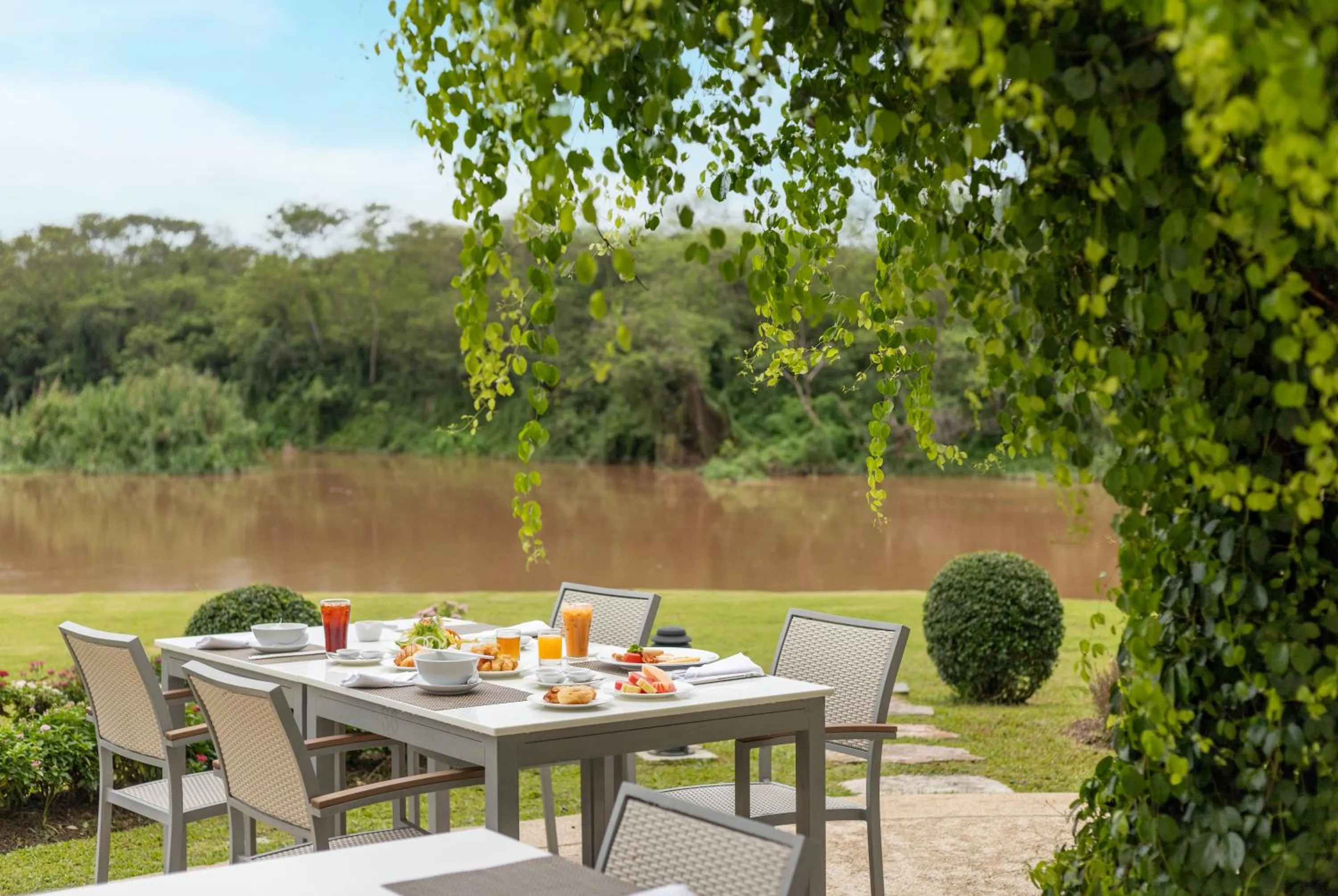 Restaurant/places to eat in The Riverie by Katathani