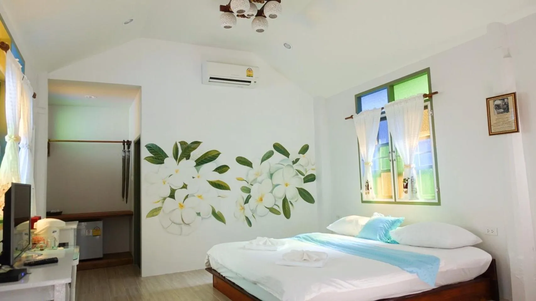 Photo of the whole room, Bed in Baan Imm Sook Resort