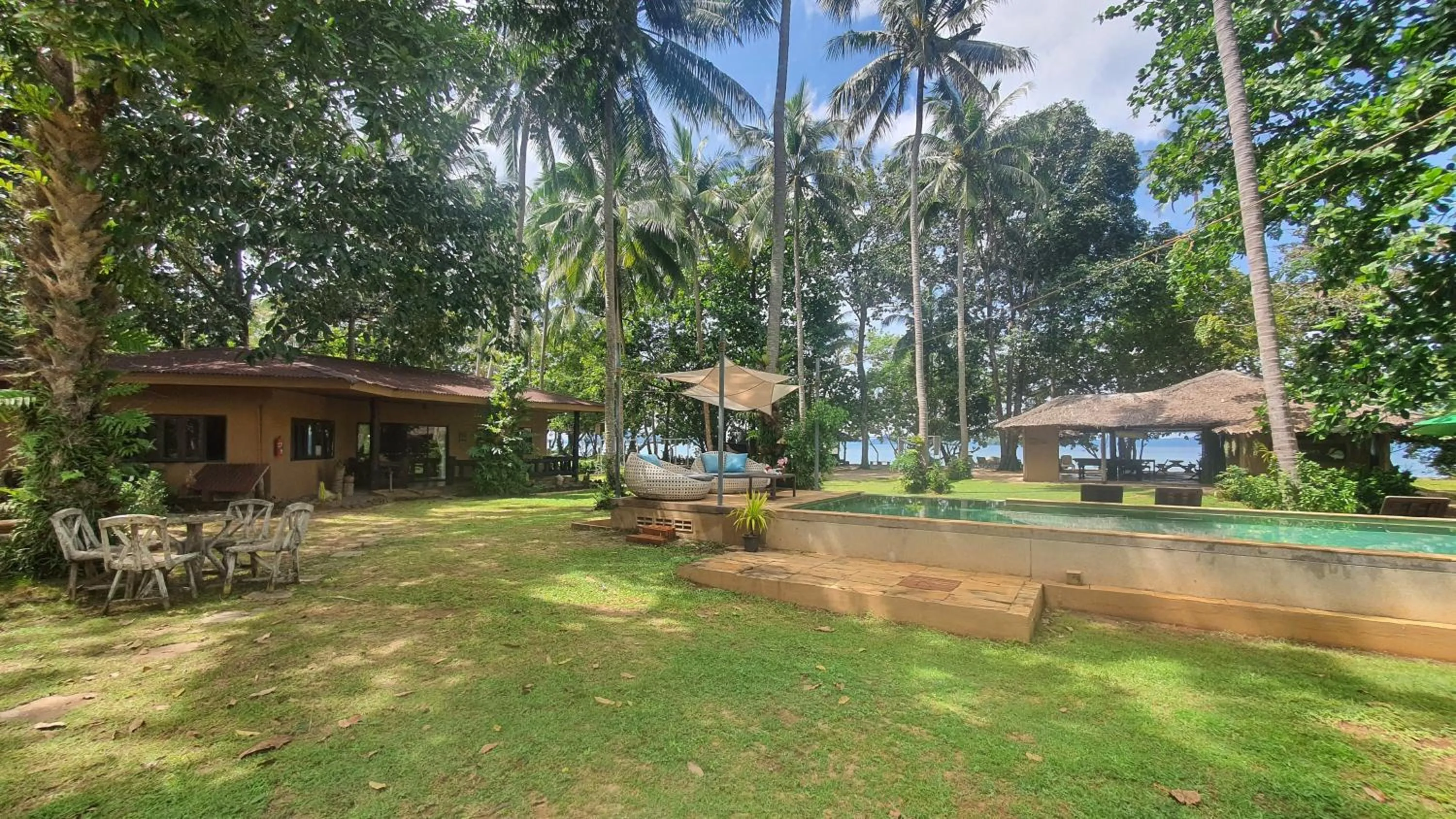Swimming pool in Melina Beach Front Bungalows