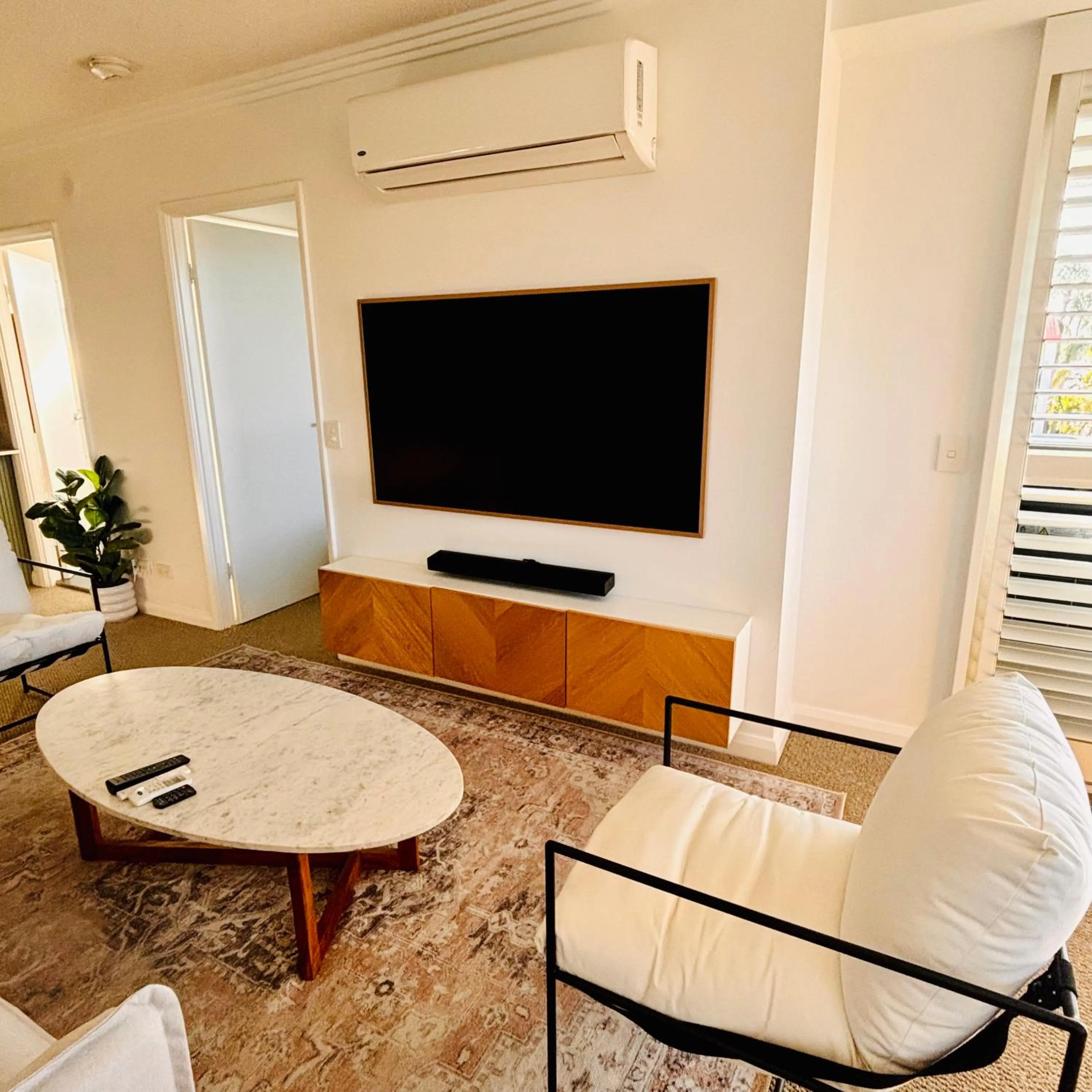 TV and multimedia in Aqualine Apartments On The Broadwater
