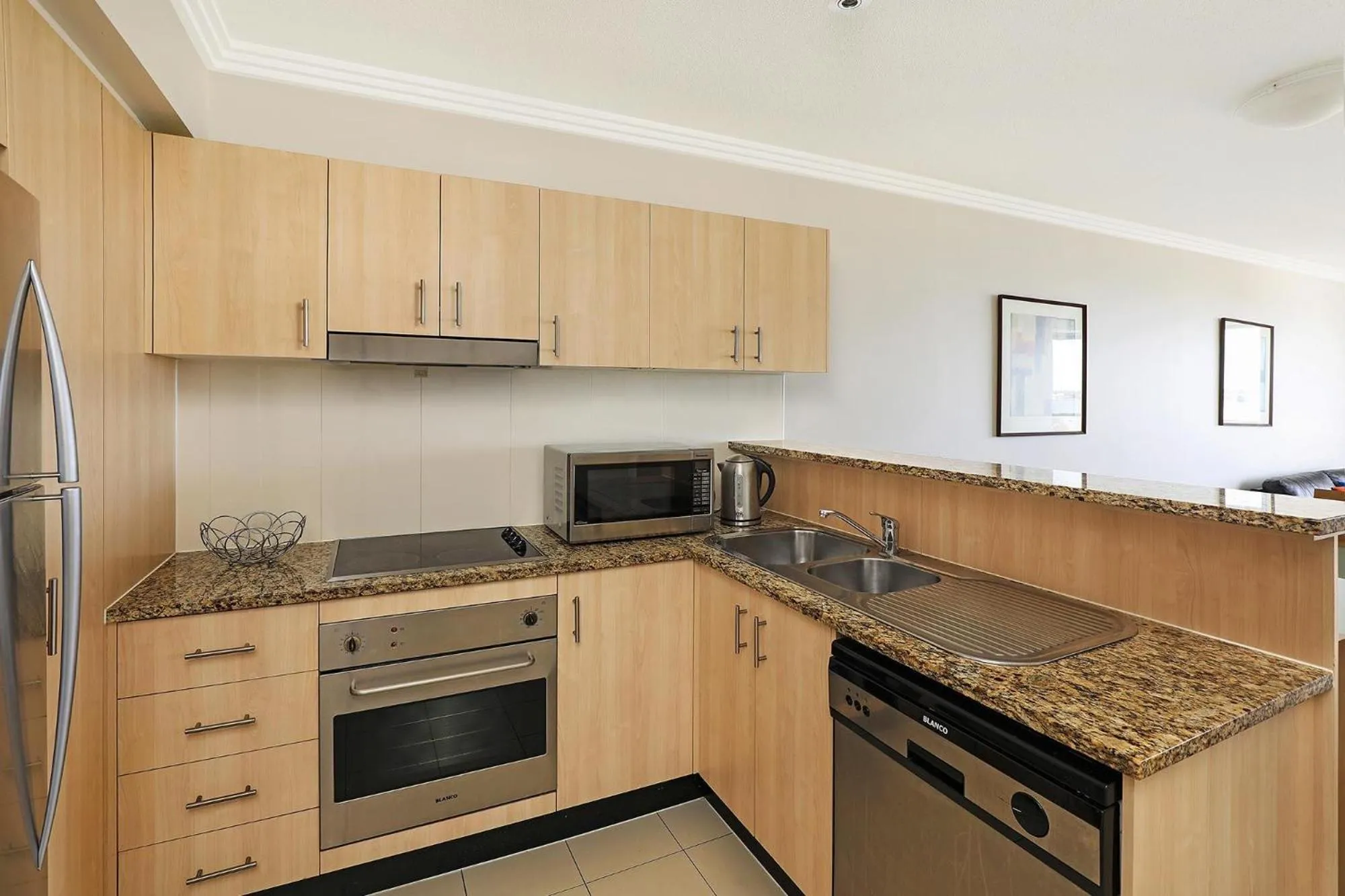 Kitchen or kitchenette in Aqualine Apartments On The Broadwater