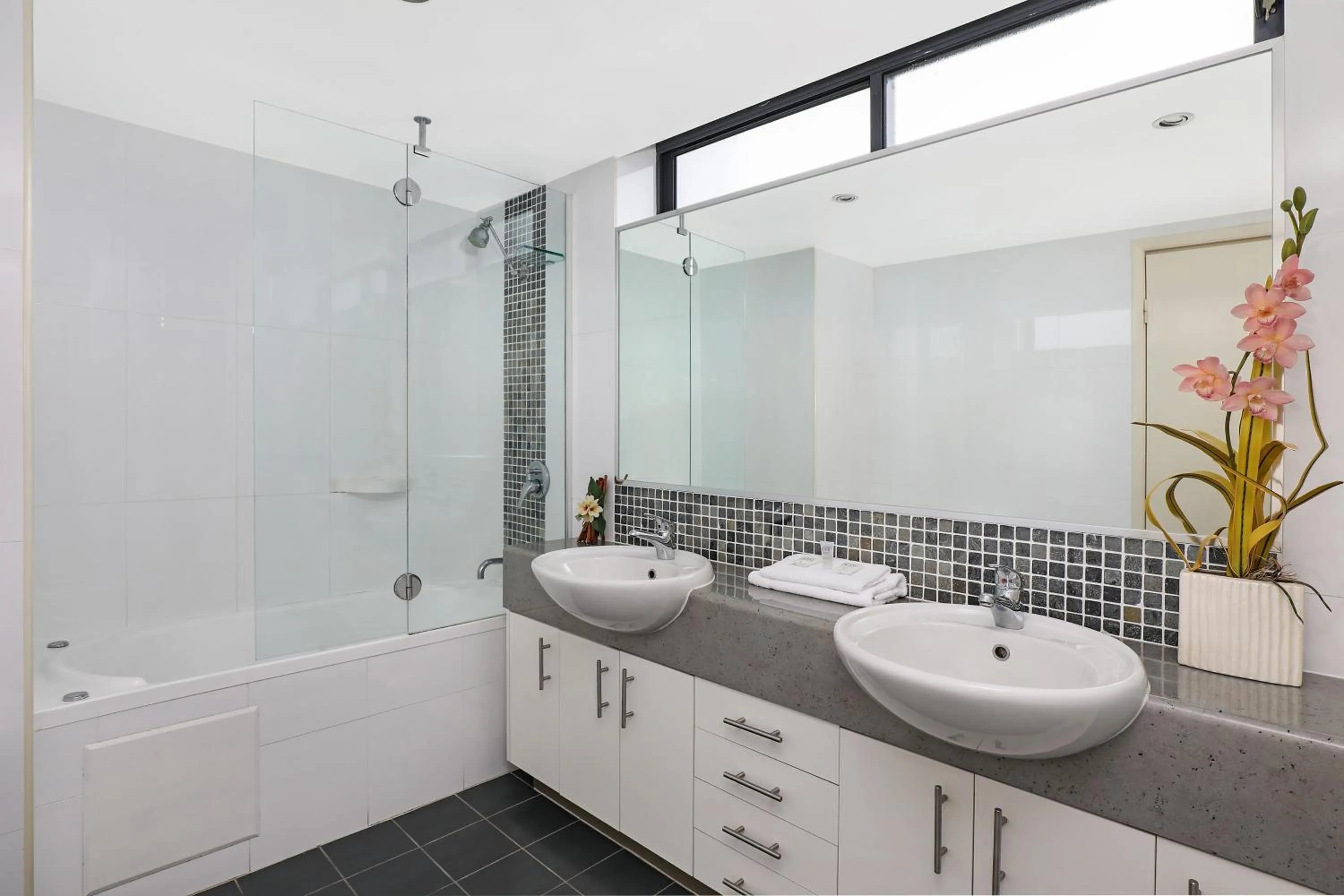 Bathroom in Aqualine Apartments On The Broadwater