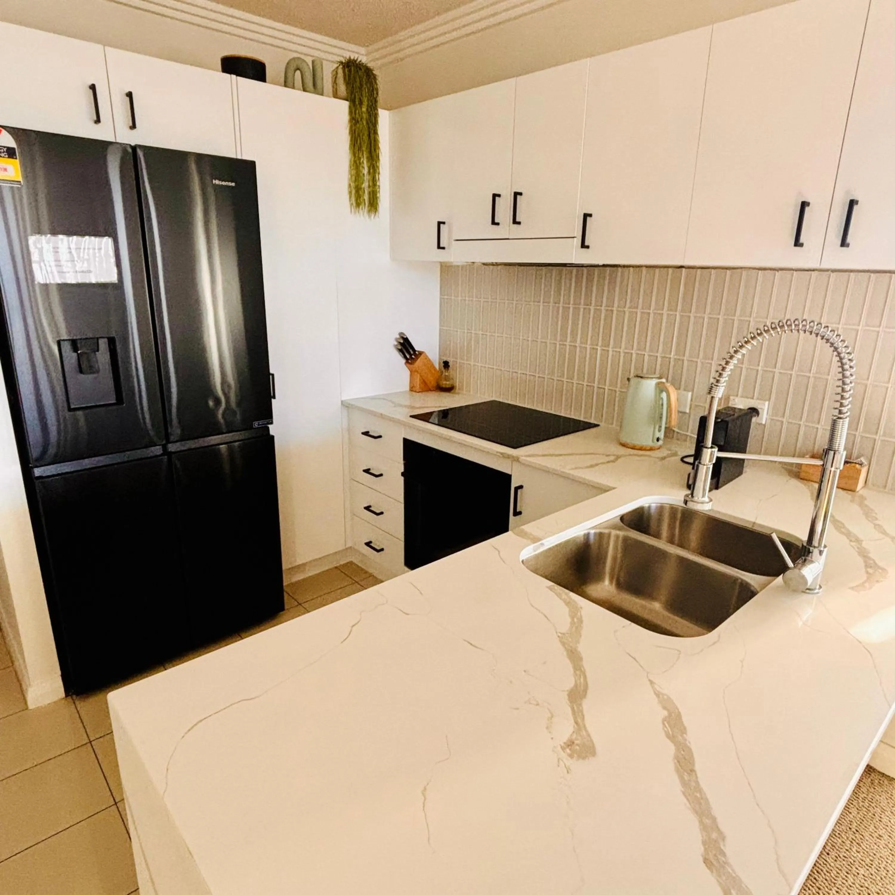 Kitchen or kitchenette in Aqualine Apartments On The Broadwater