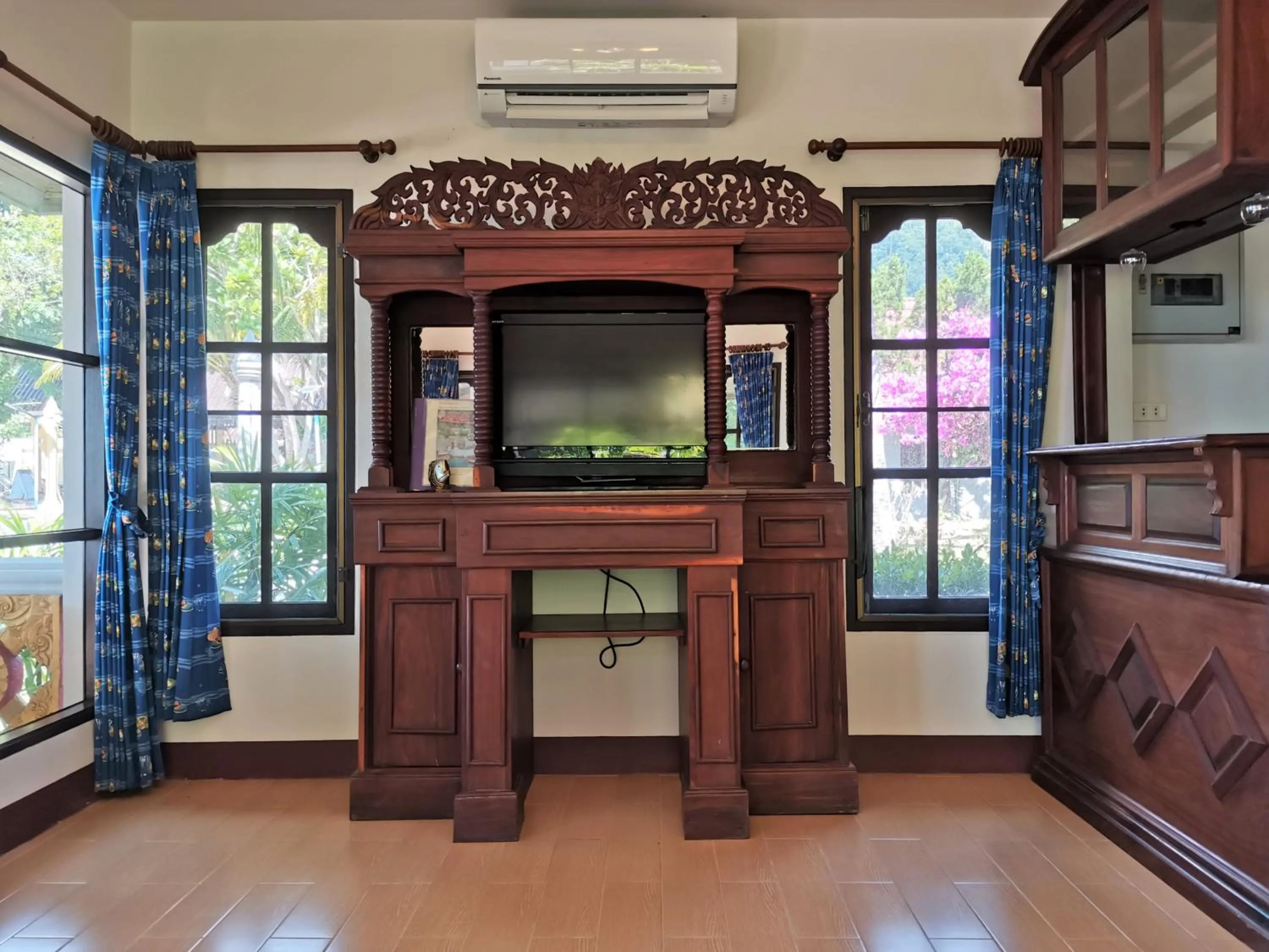 TV and multimedia in Holiday Villa, Lanta