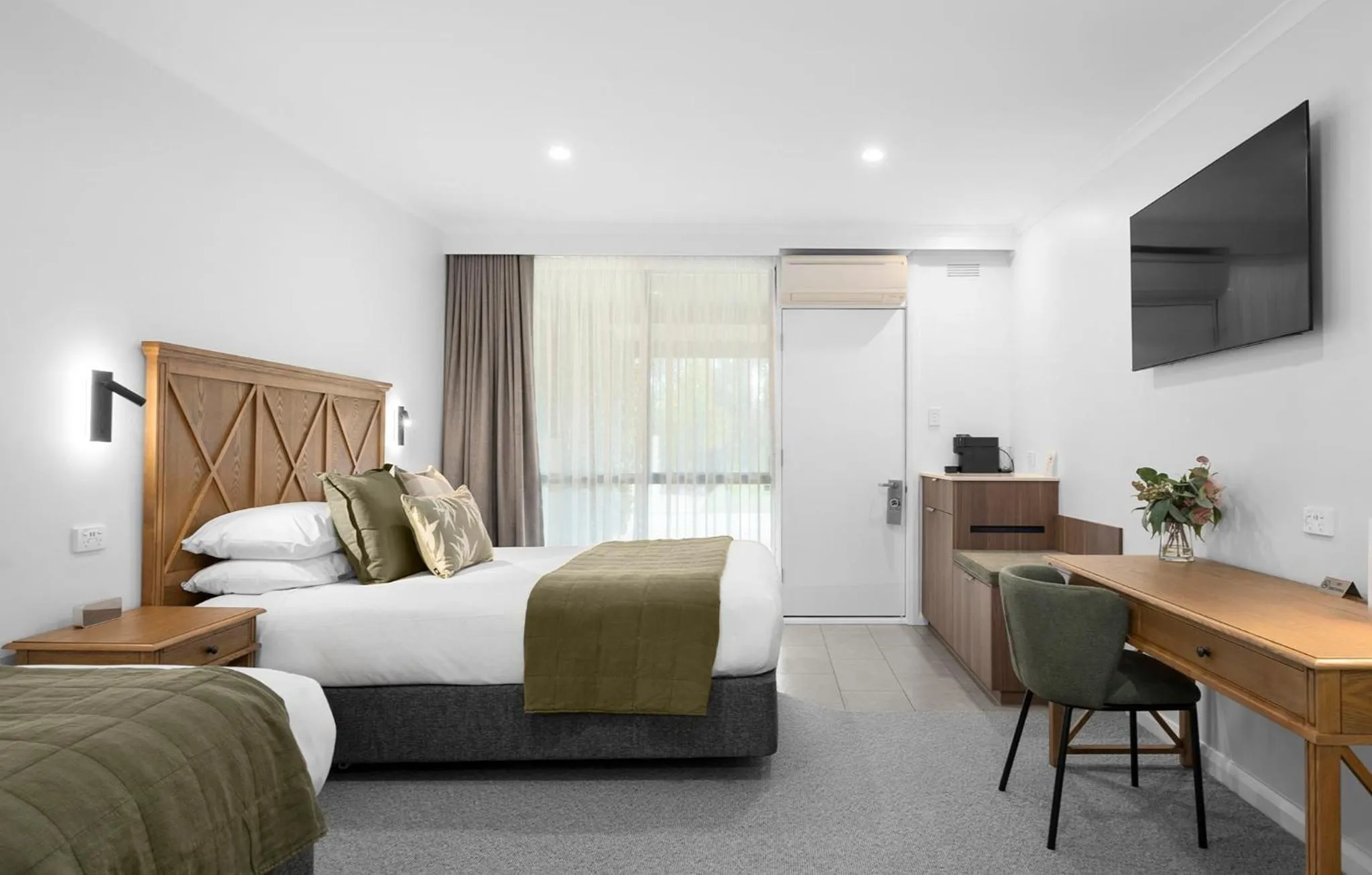 Shower, Bed in Beechworth Motor Inn