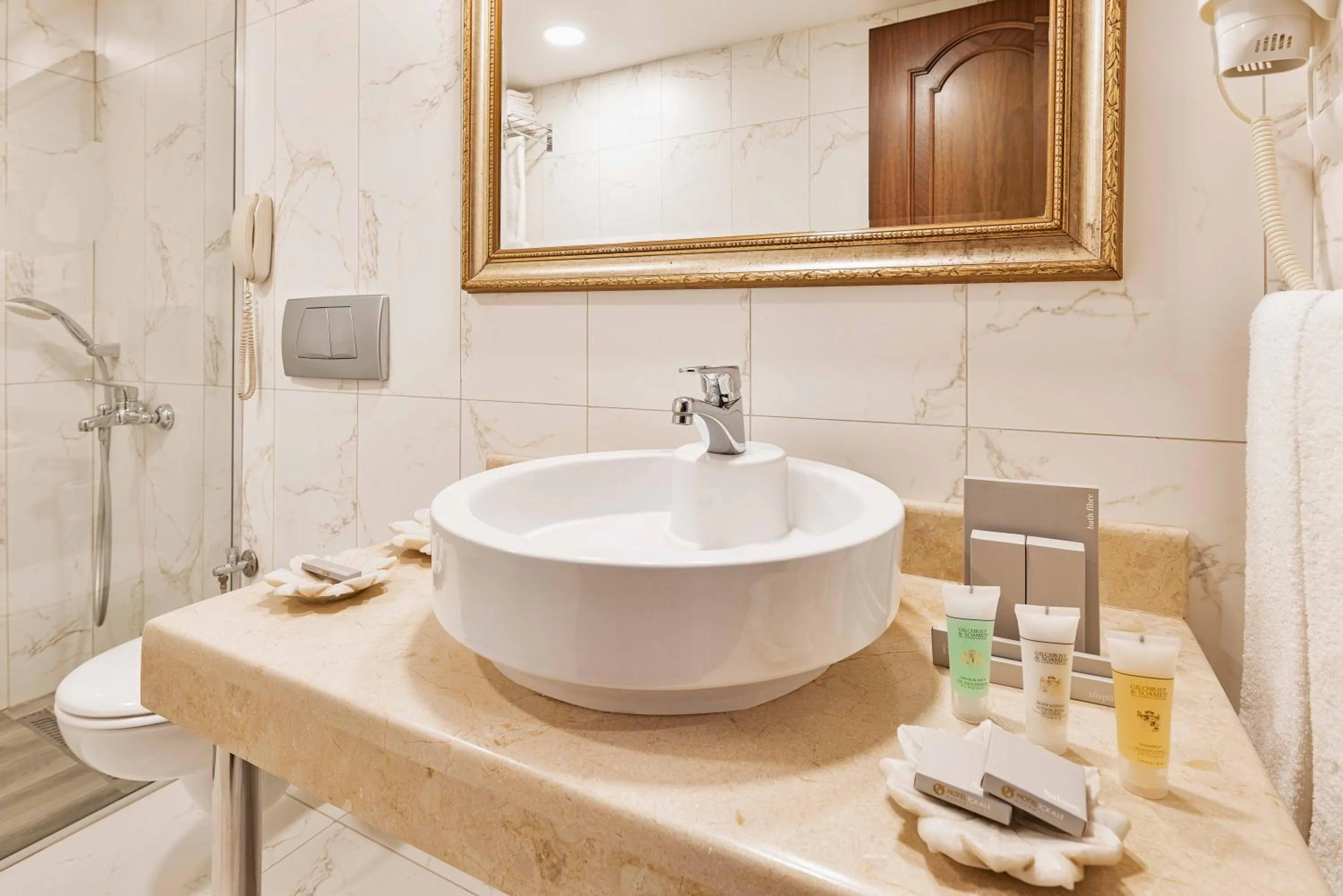 Bathroom in Hotel Ickale