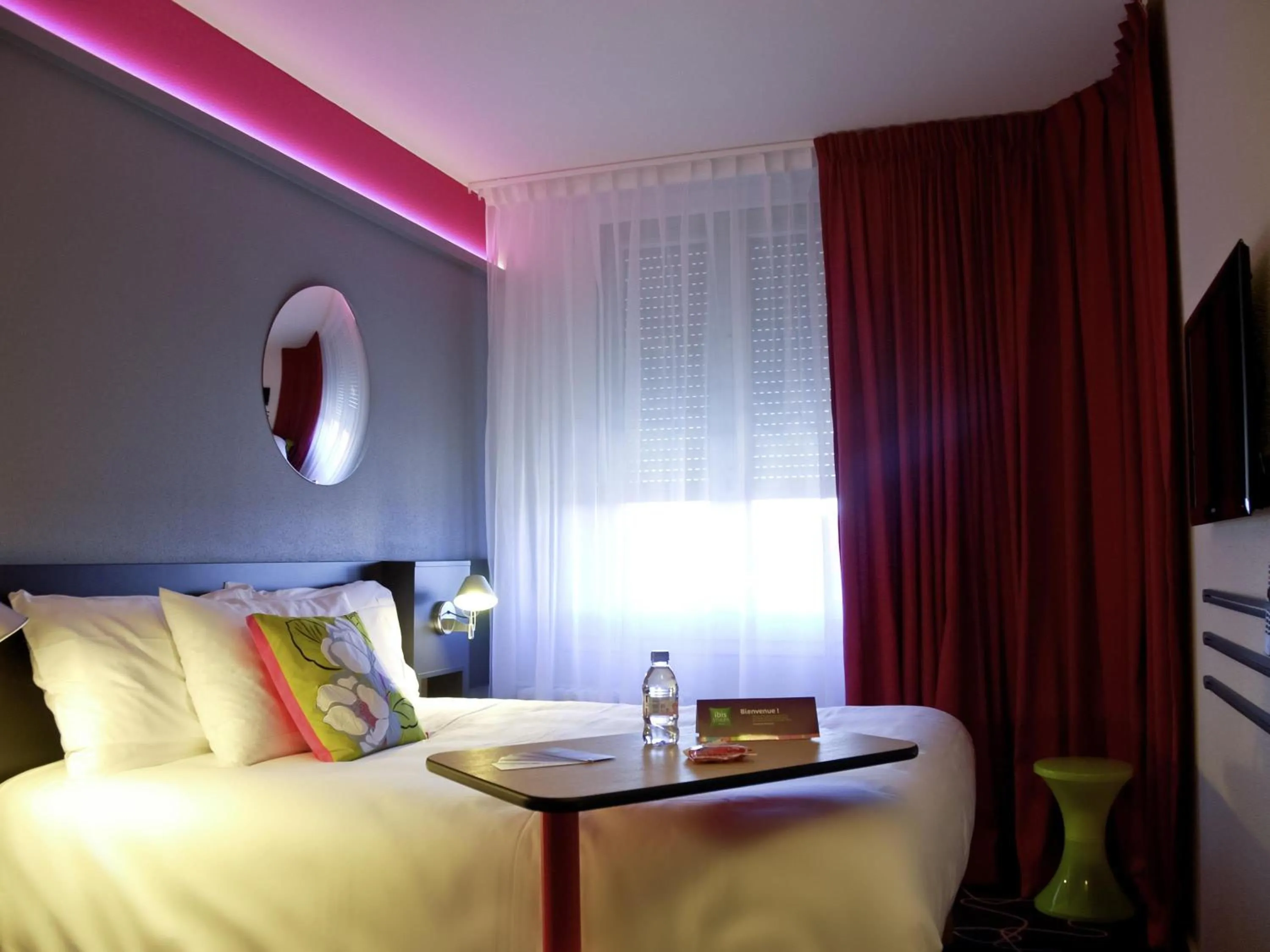 Bedroom, Bed in ibis Styles Roanne Centre Gare