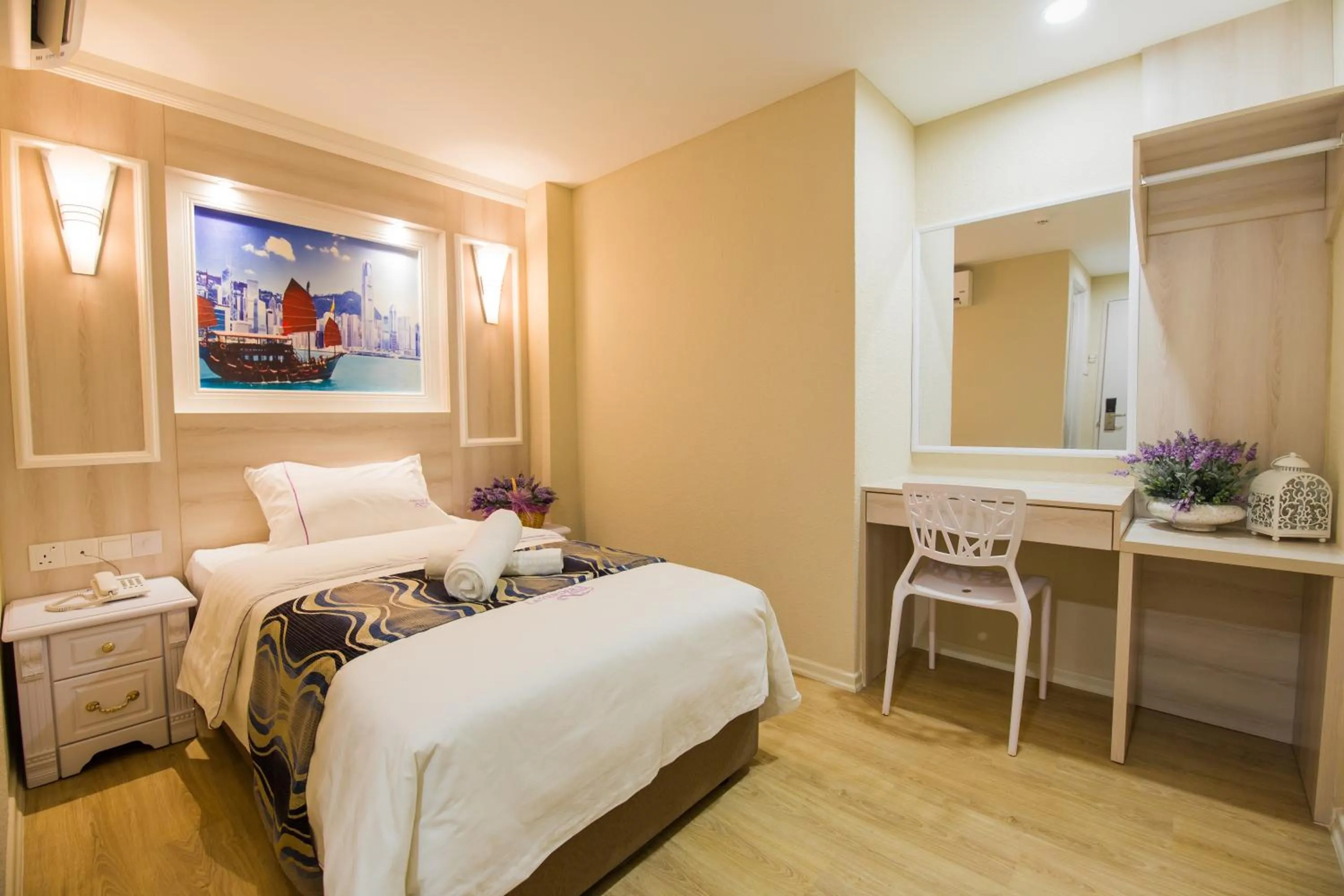 Photo of the whole room, Bed in Lavender Inn USJ