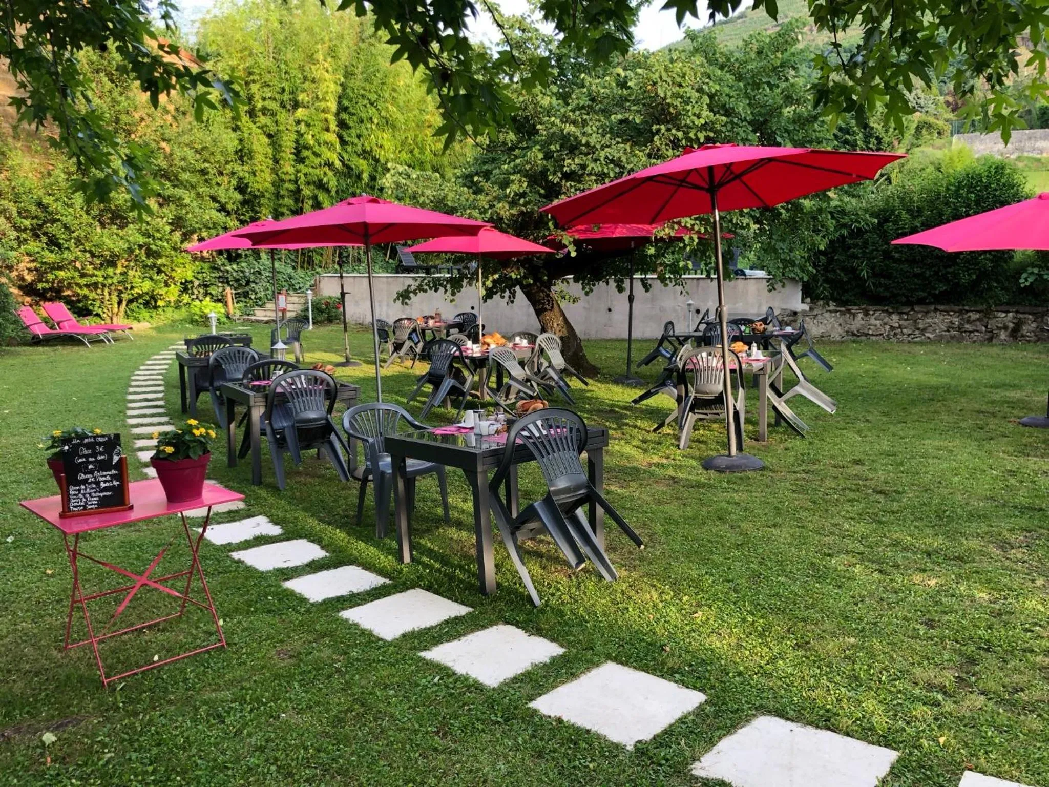 Garden in Hôtel Restaurant La Désirade