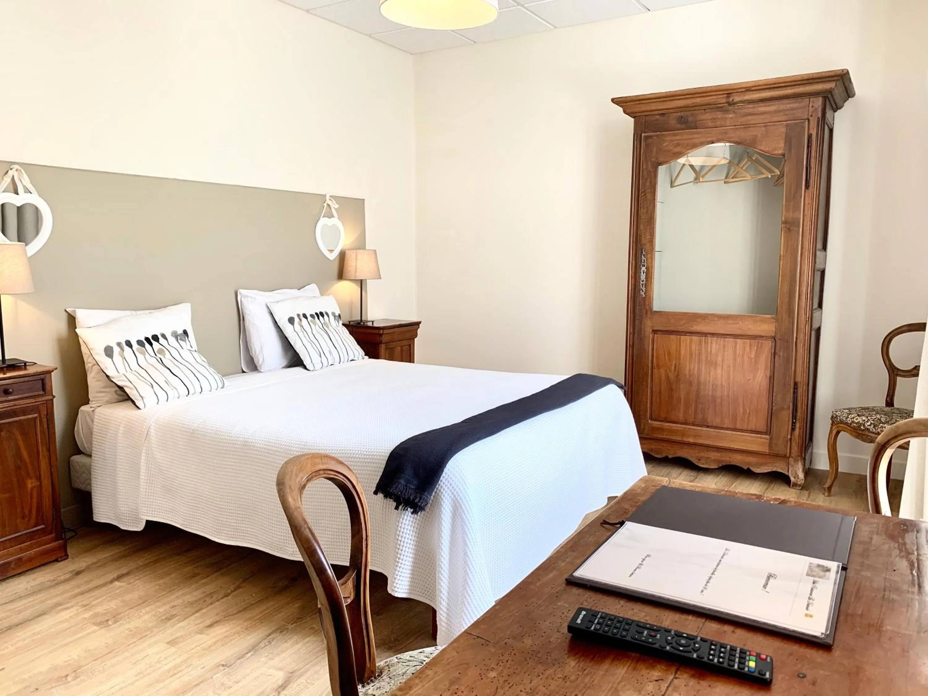 Bed in Hôtel Restaurant La Désirade