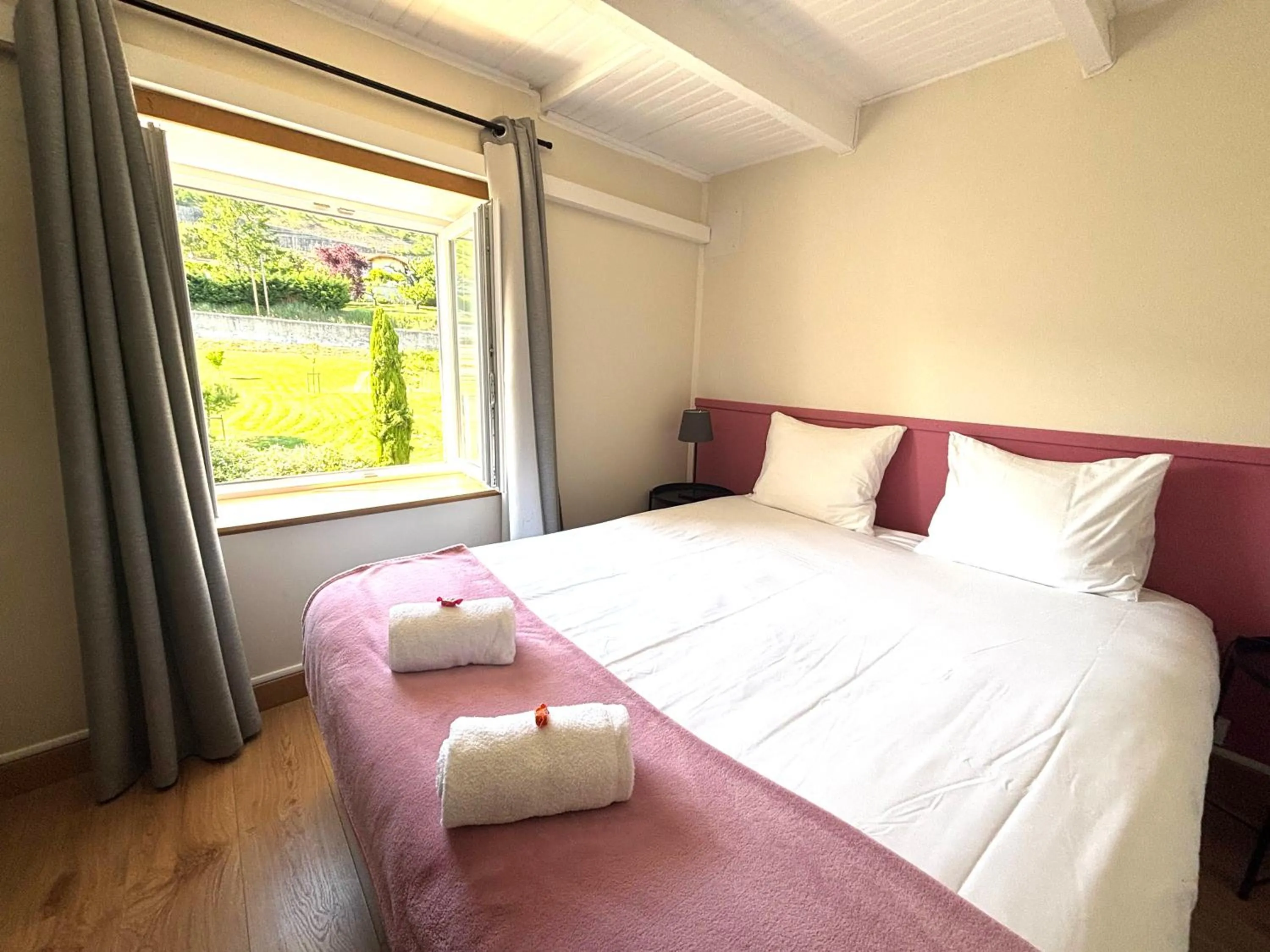 Bed in Hôtel Restaurant La Désirade